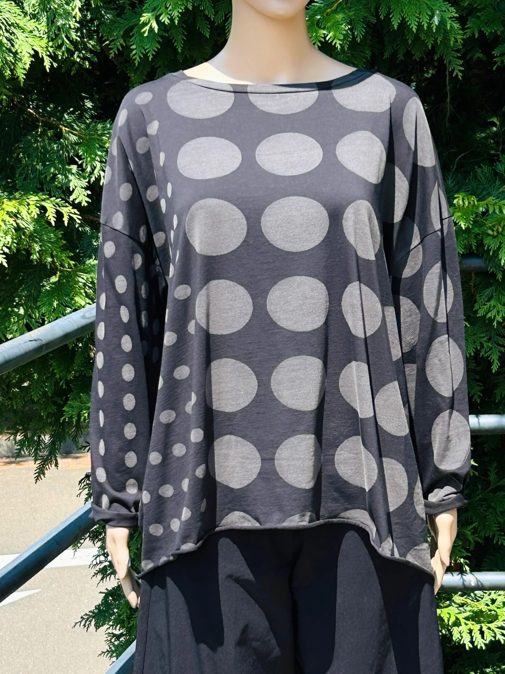 Boxy Tee with Circles in Black