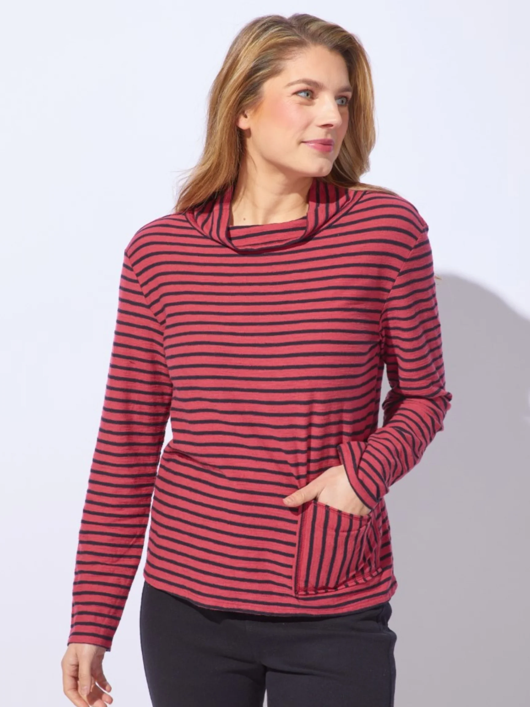 Chill Funnel Neck in Garnet