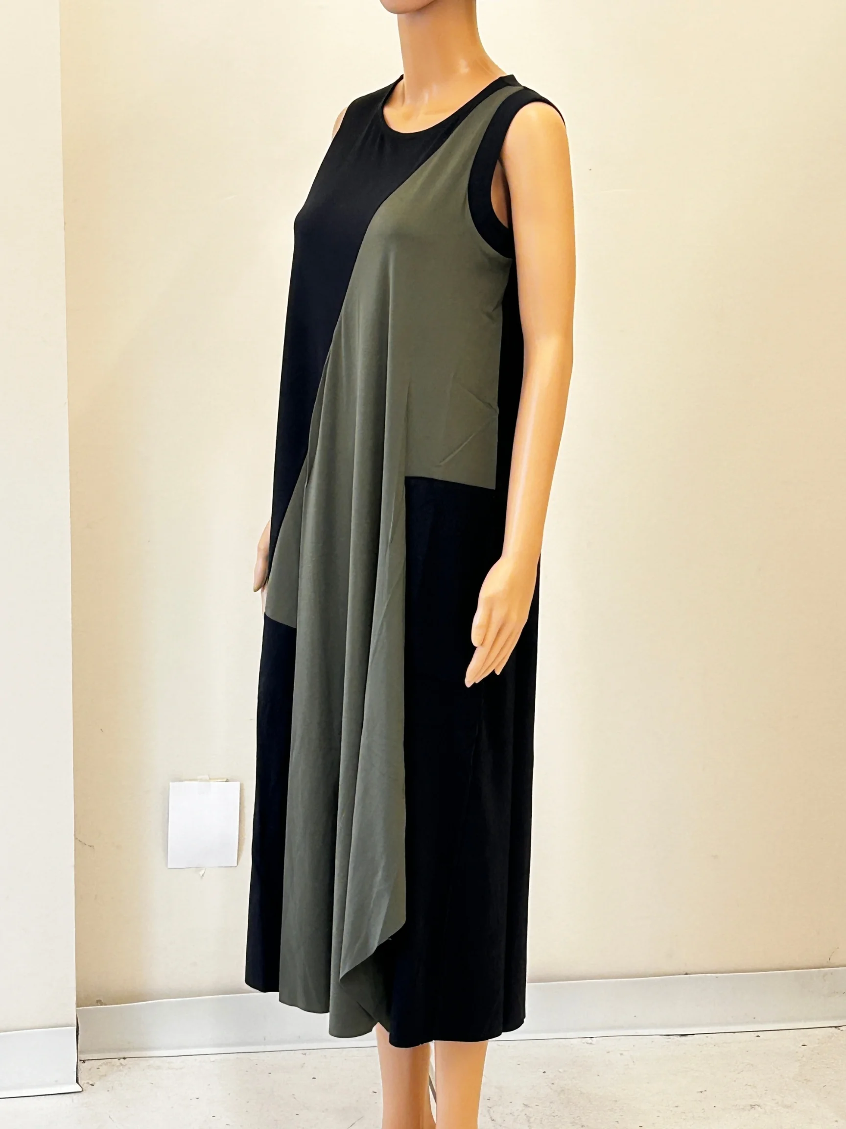 Colorblock Midi Dress in Black/Olive