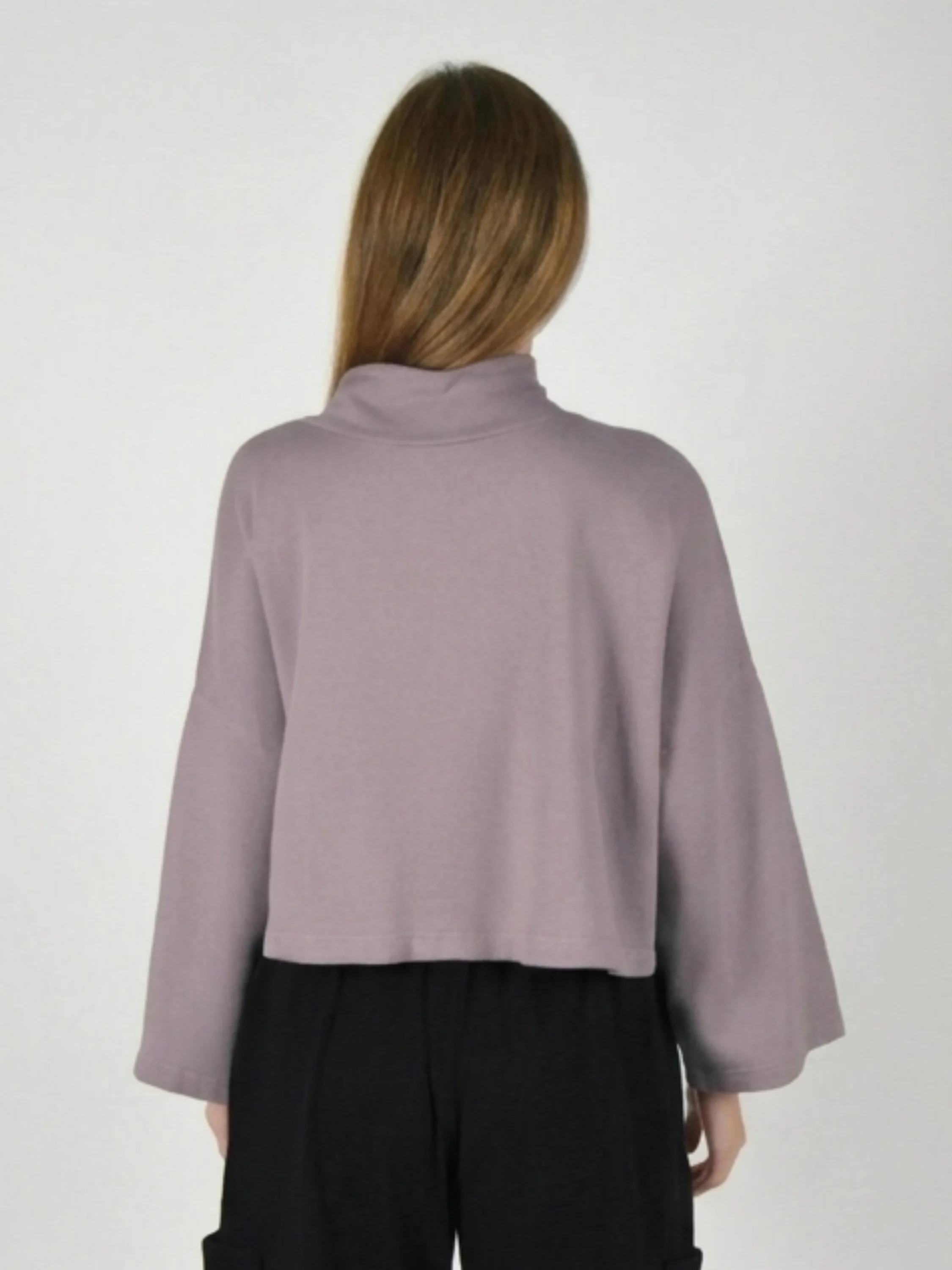 Crop V-Neck Shirt in Iberis