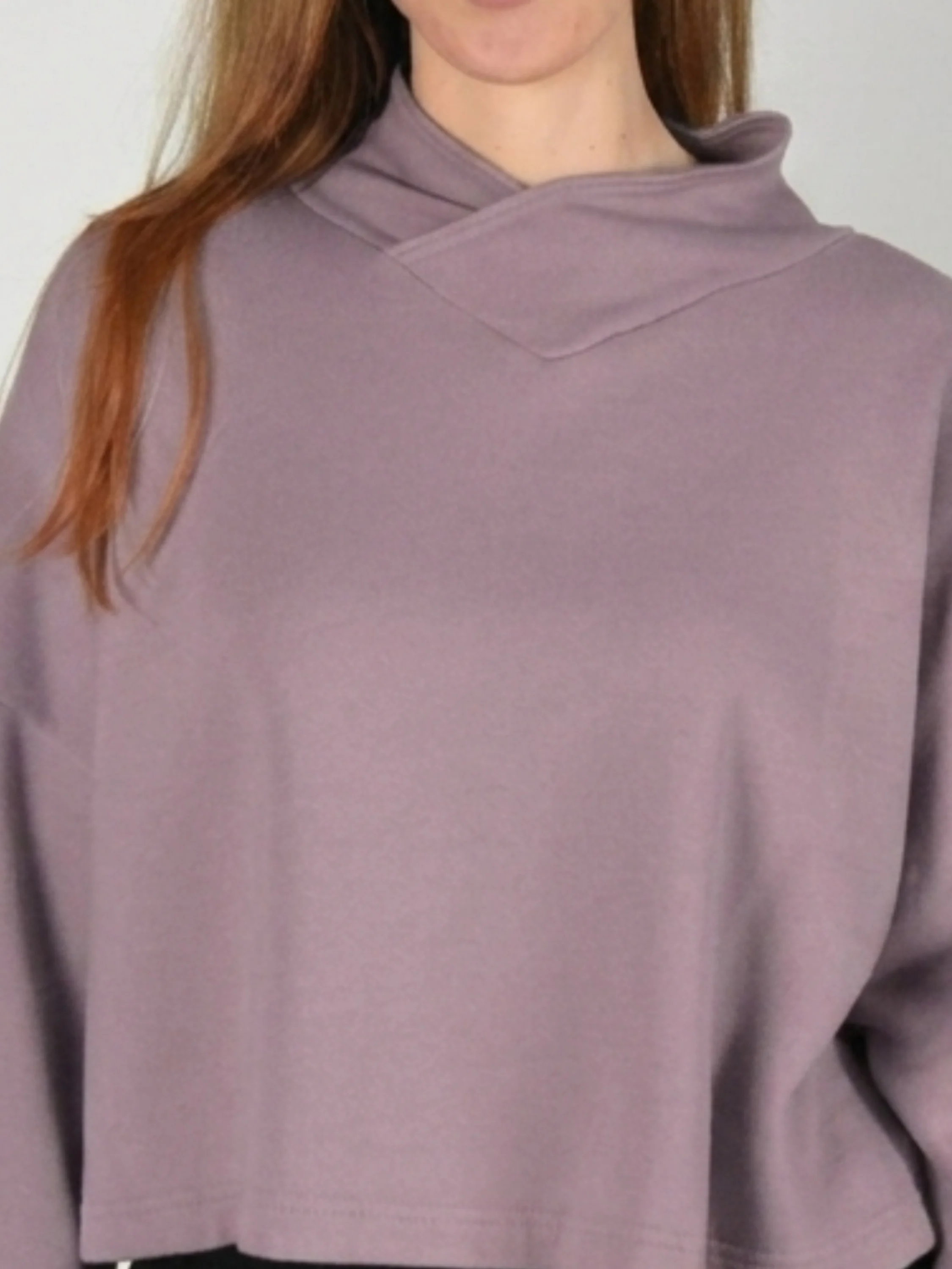 Crop V-Neck Shirt in Iberis