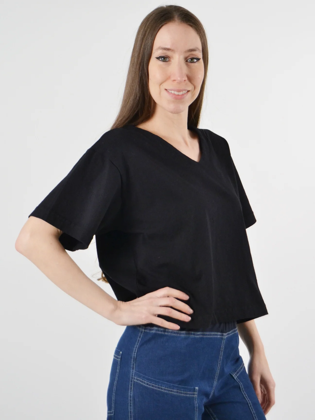 Crop V-Neck Shirt in Black