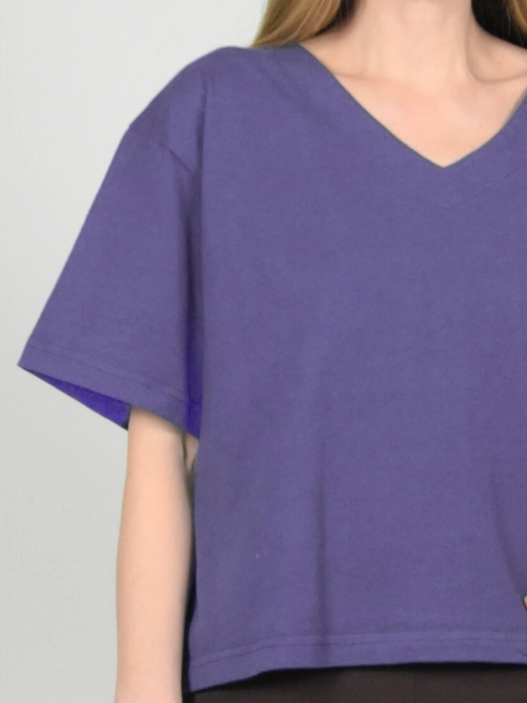 Crop V-Neck Shirt in Foxglove