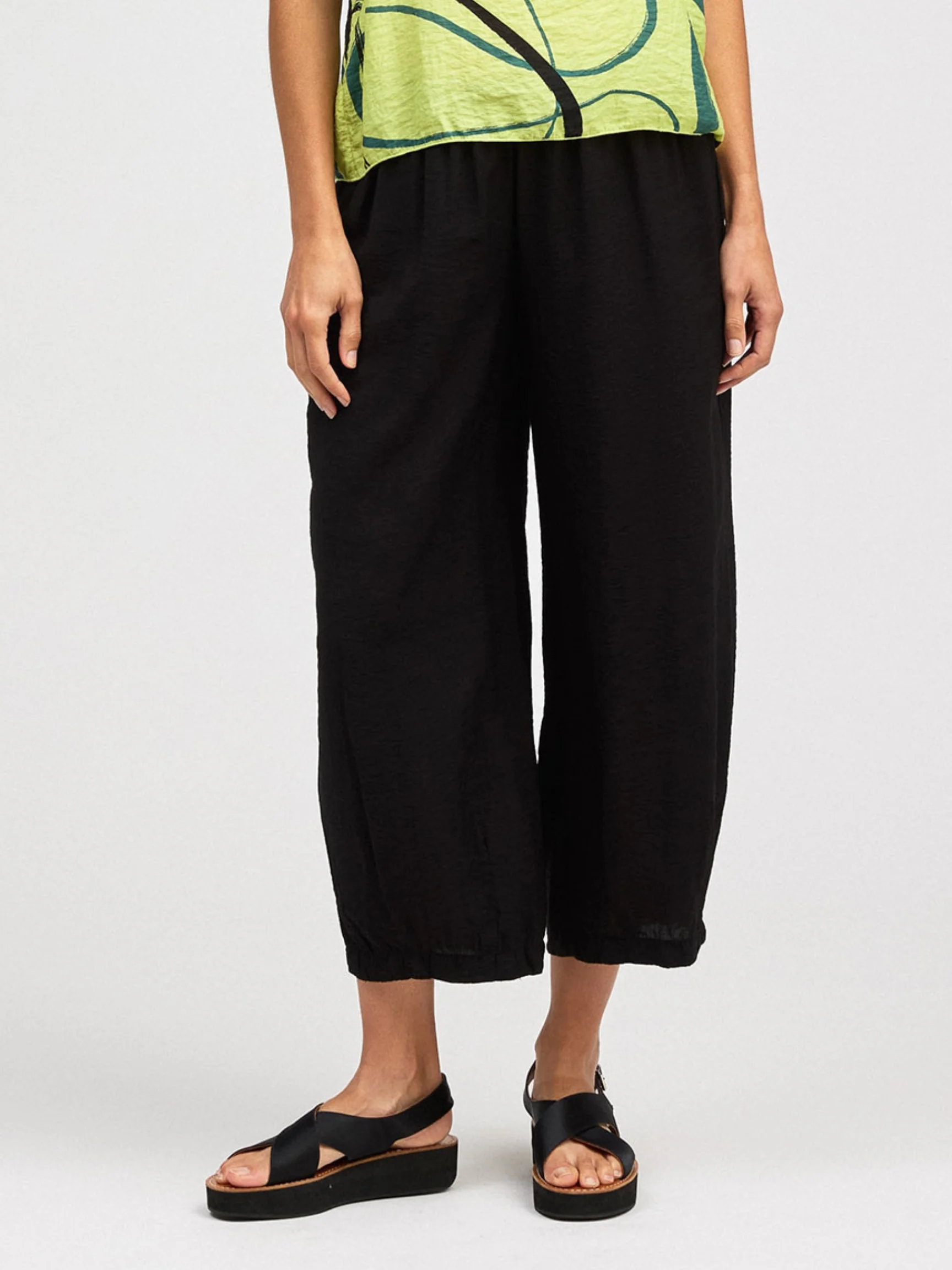 Cropped Pant w/ Darts in Black
