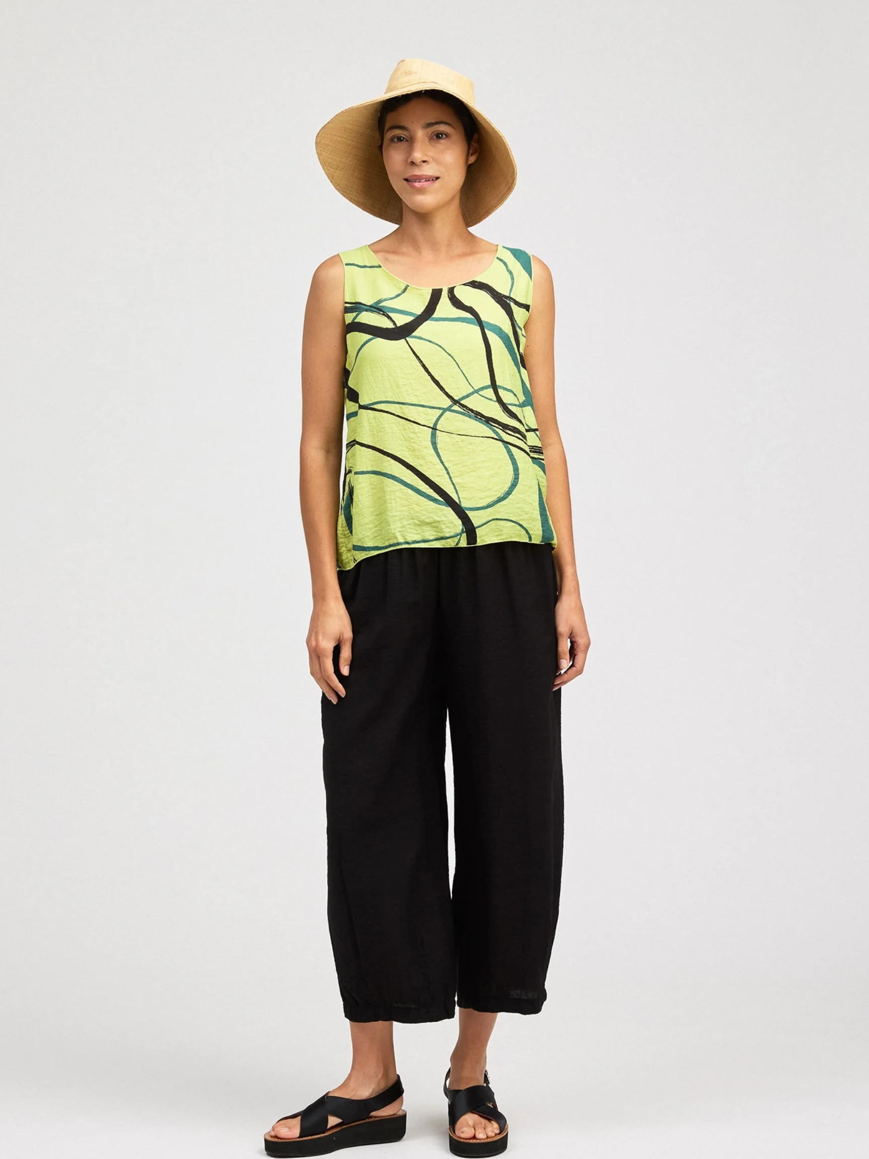 Cropped Pant w/ Darts in Black