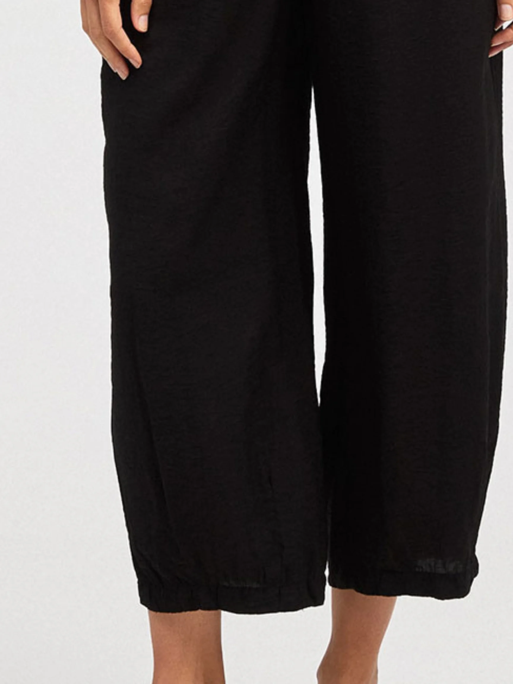 Cropped Pant w/ Darts in Black