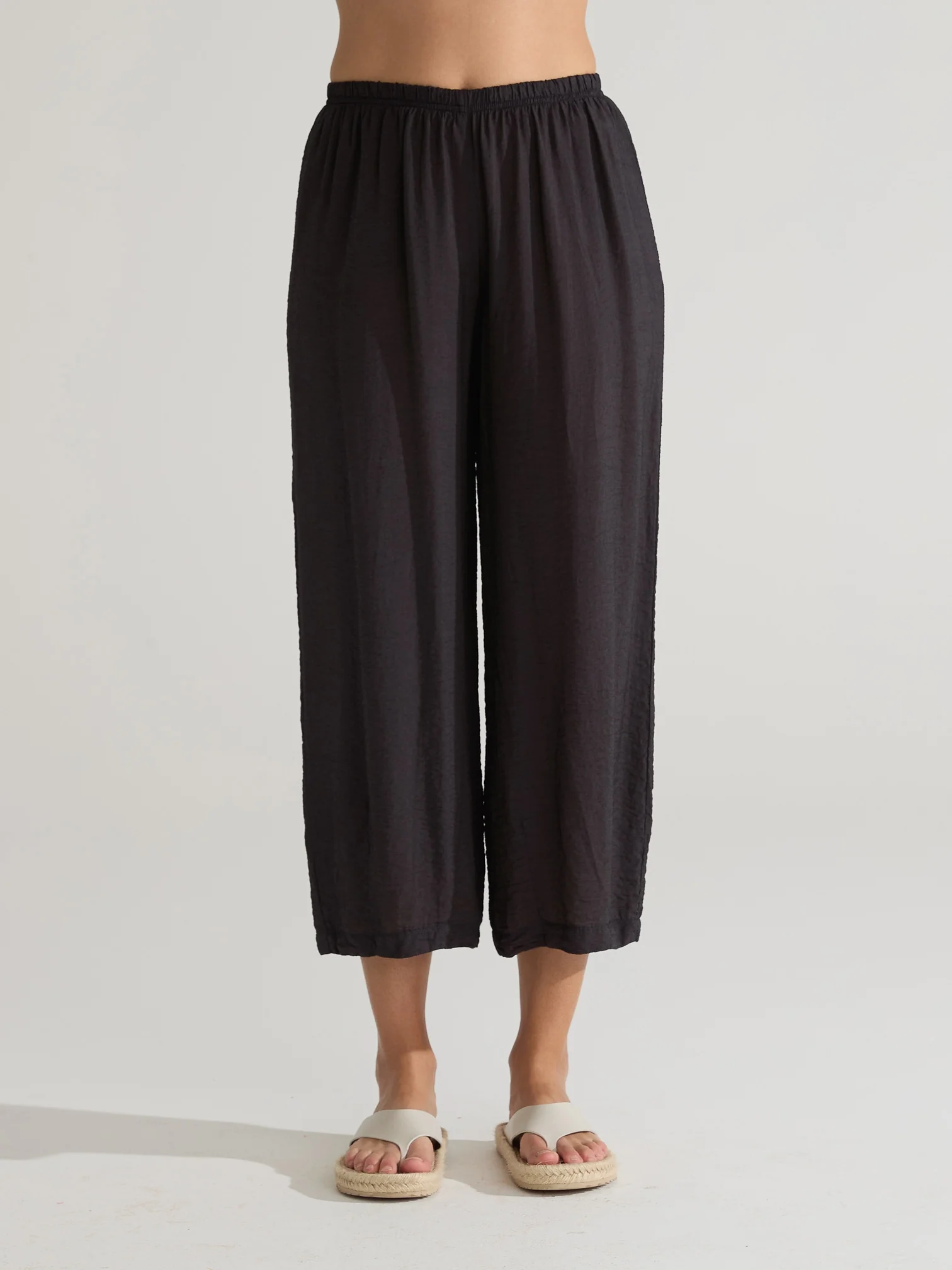 Cropped Pant w/ Darts in Black