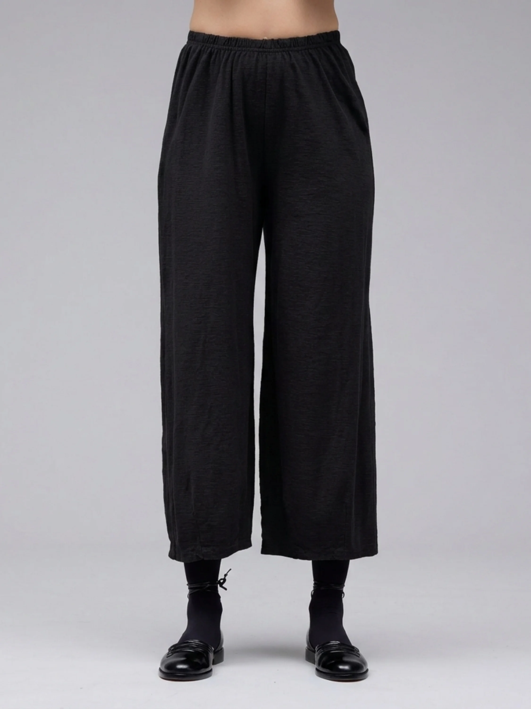Cropped Pant w/ Darts in Black