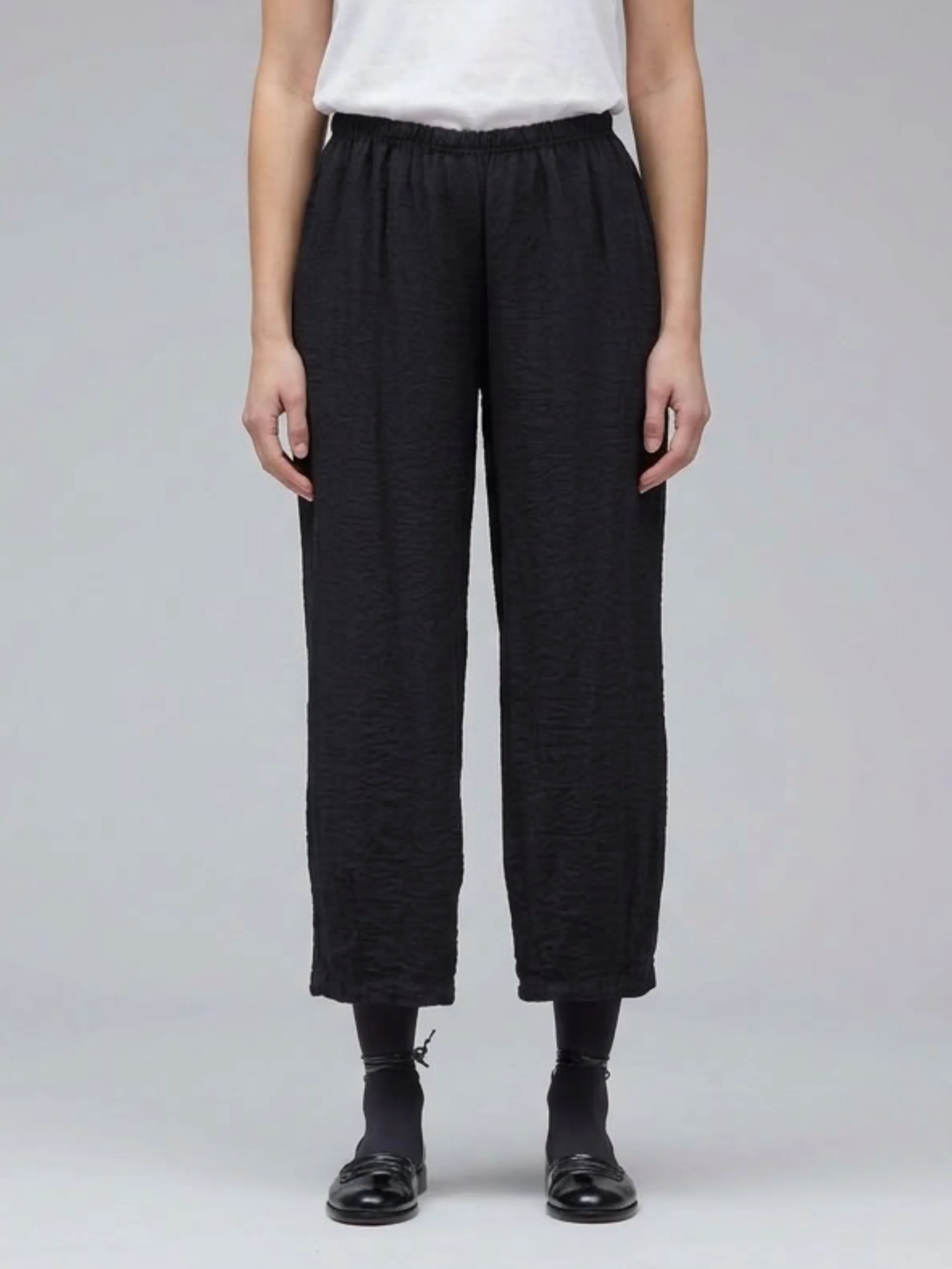Cropped Pant w/ Darts in Black