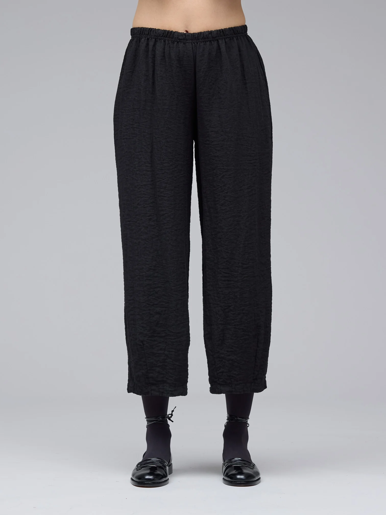 Cropped Pant w/ Darts in Black