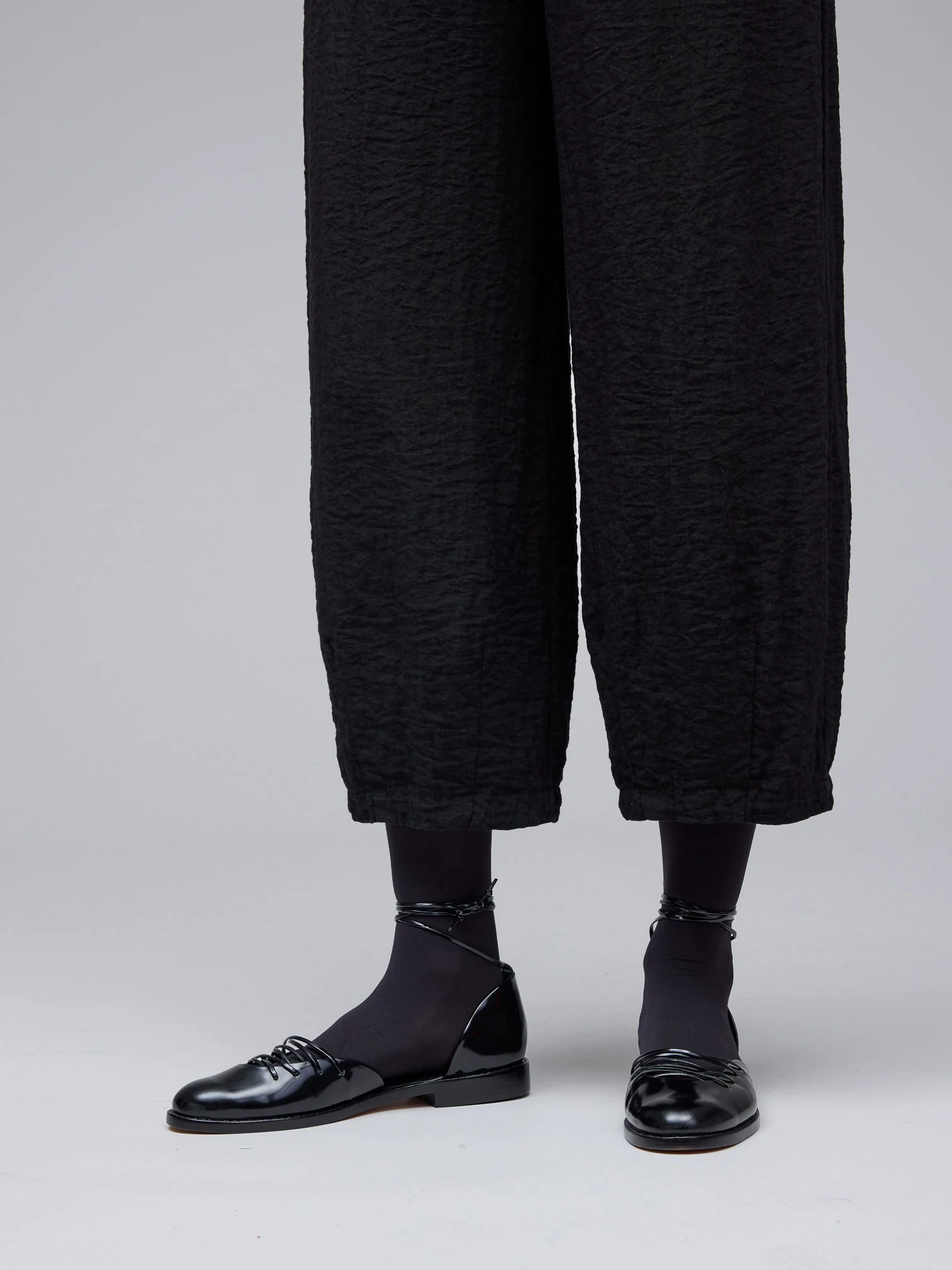 Cropped Pant w/ Darts in Black