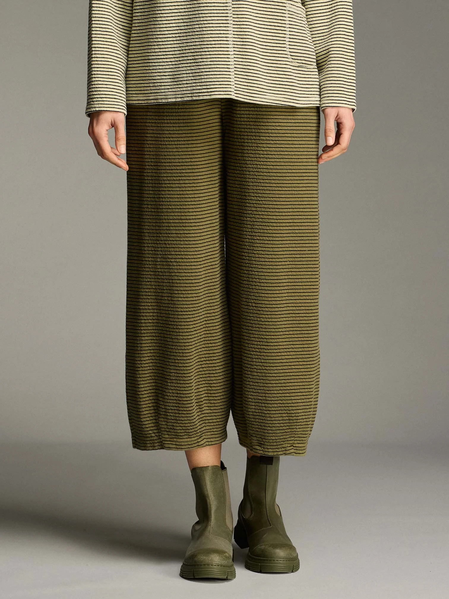 Cropped Pant w/Darts in Kelp