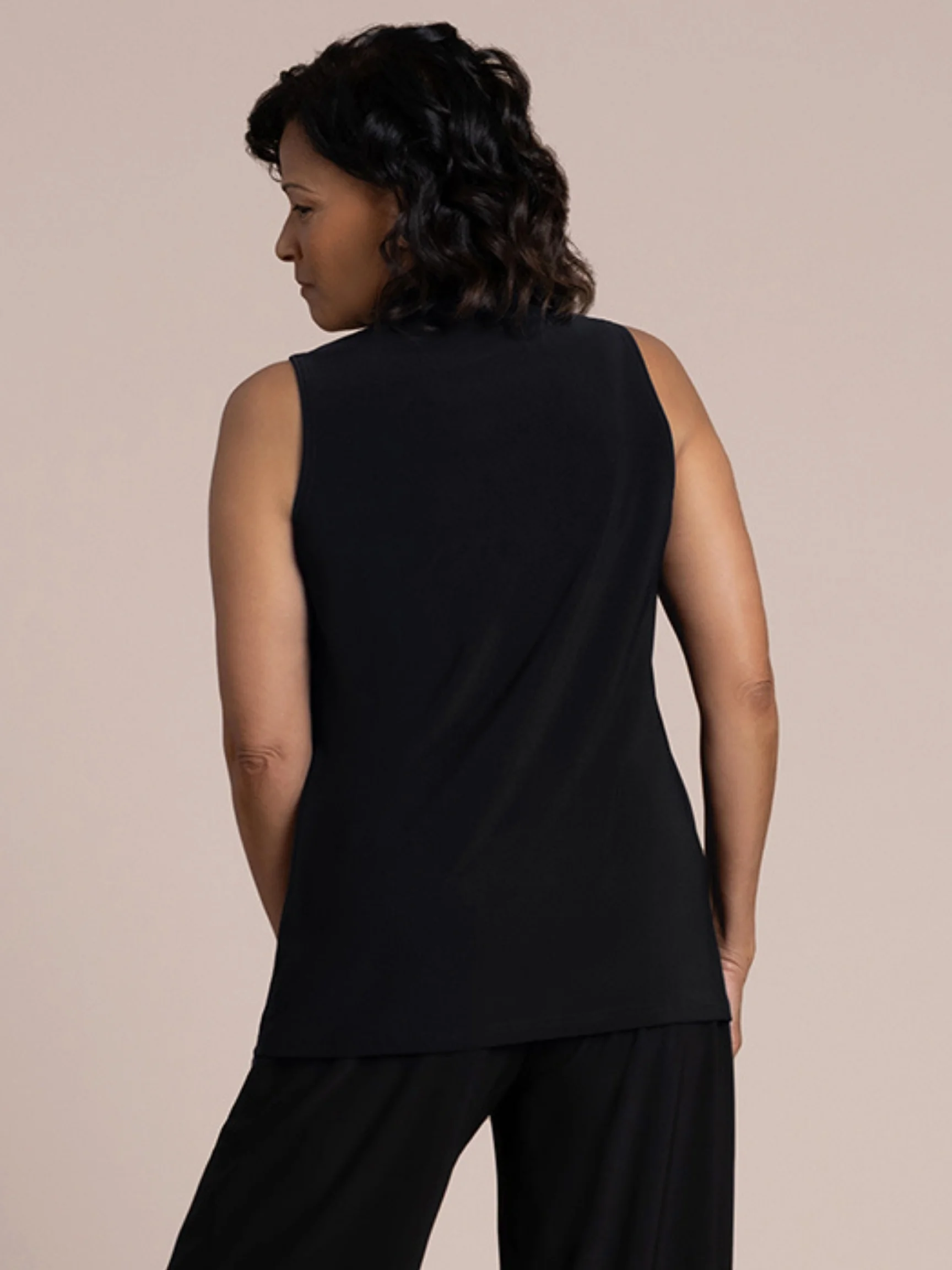 Deep V Trapeze Tank in Black