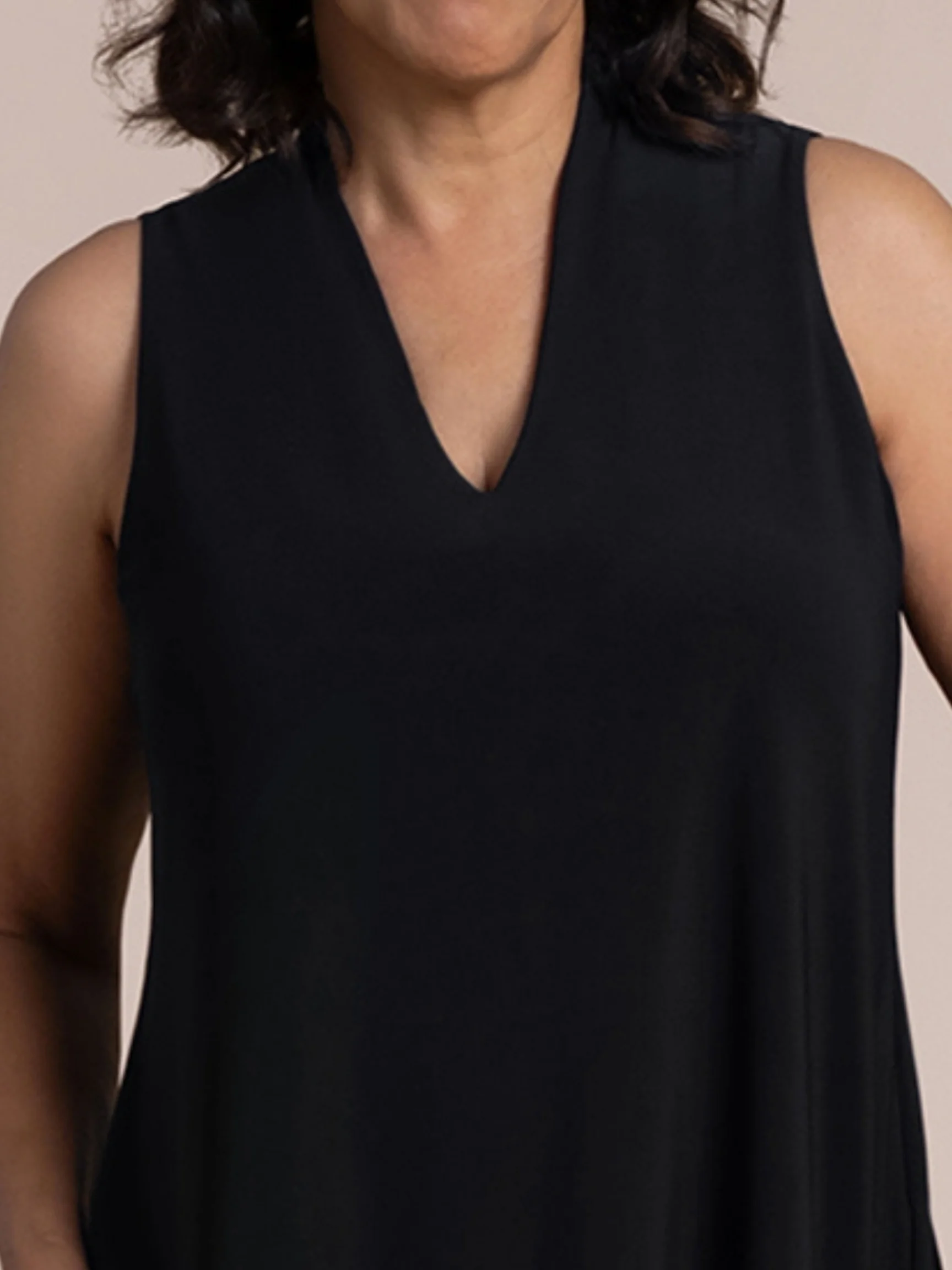 Deep V Trapeze Tank in Black