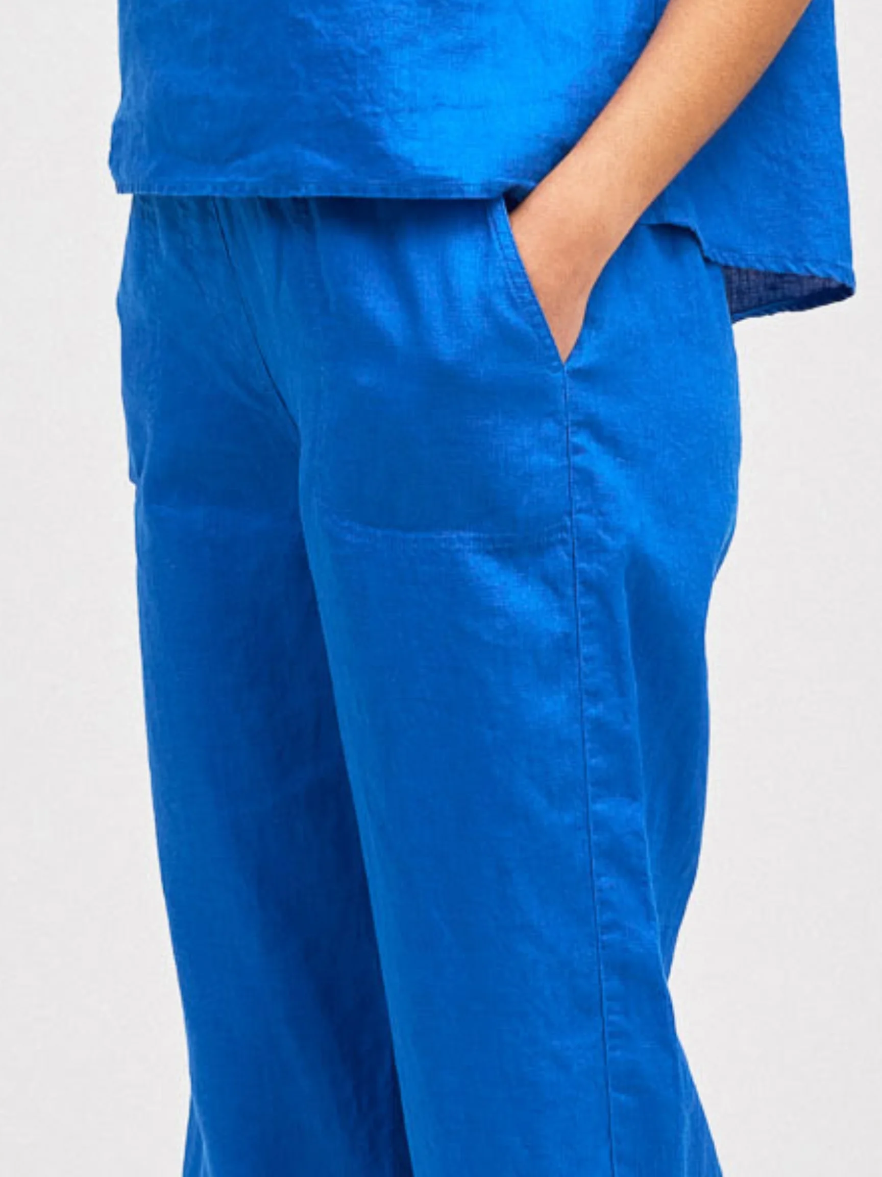 Easy Crop in Vivid Blue