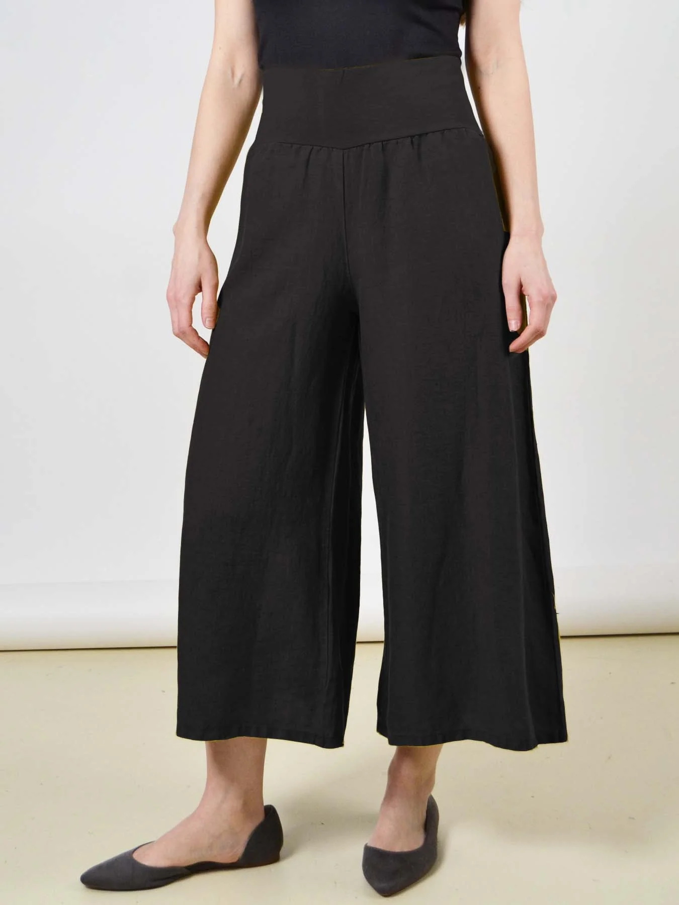 Ella Pant in Black