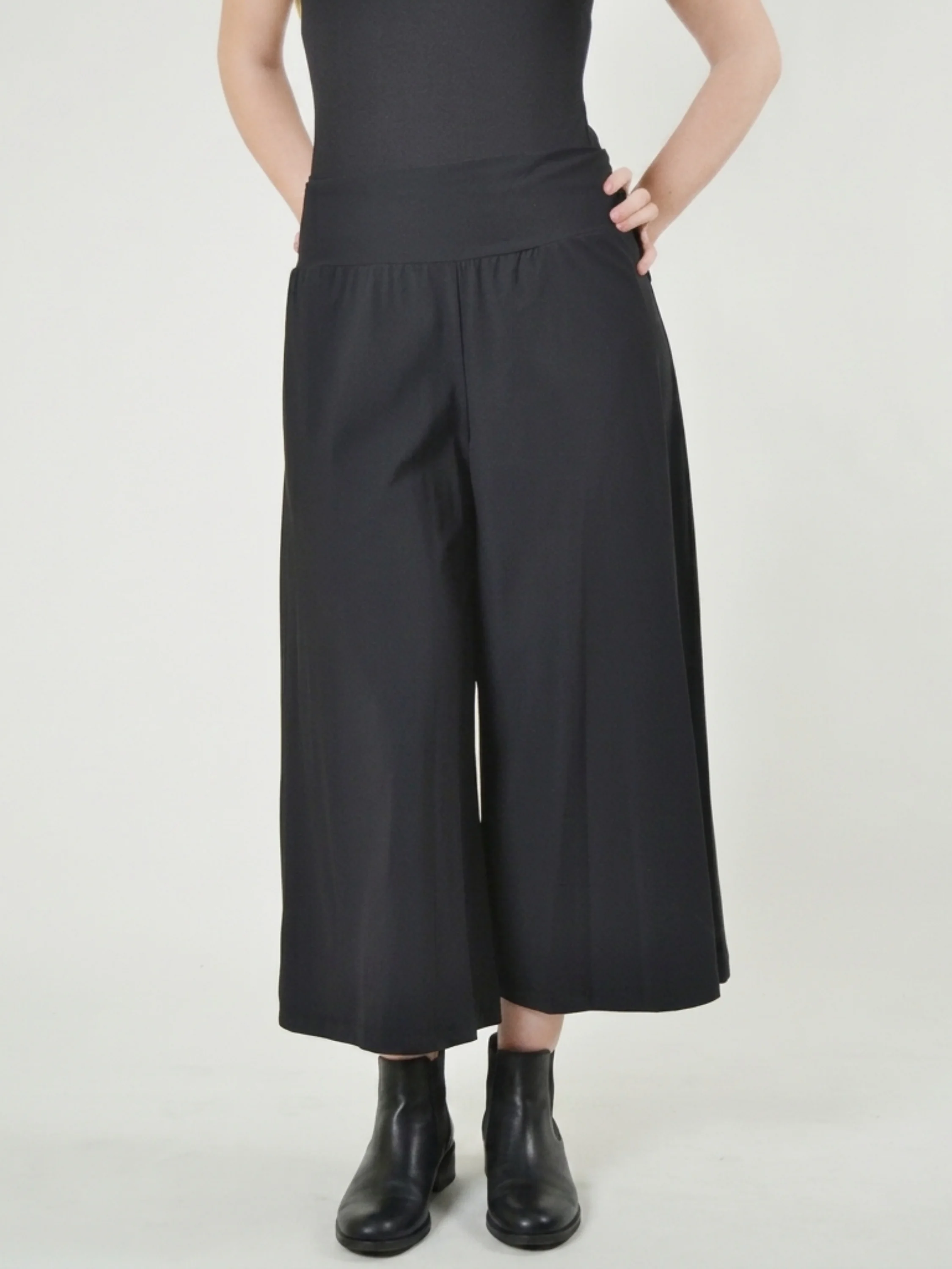 Ella Pant in Black