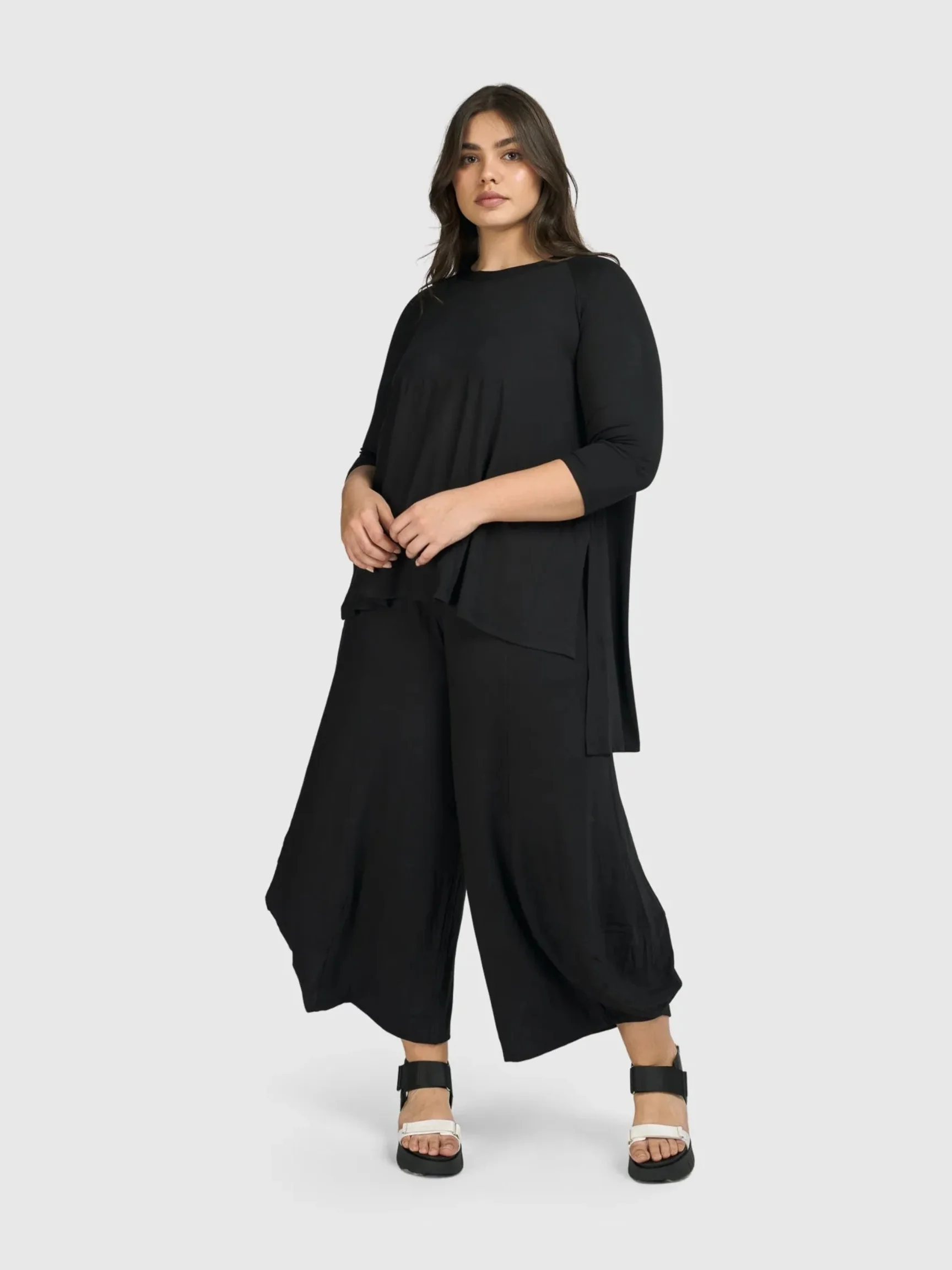 Liel is 5'6" & wears Alembika 6/L