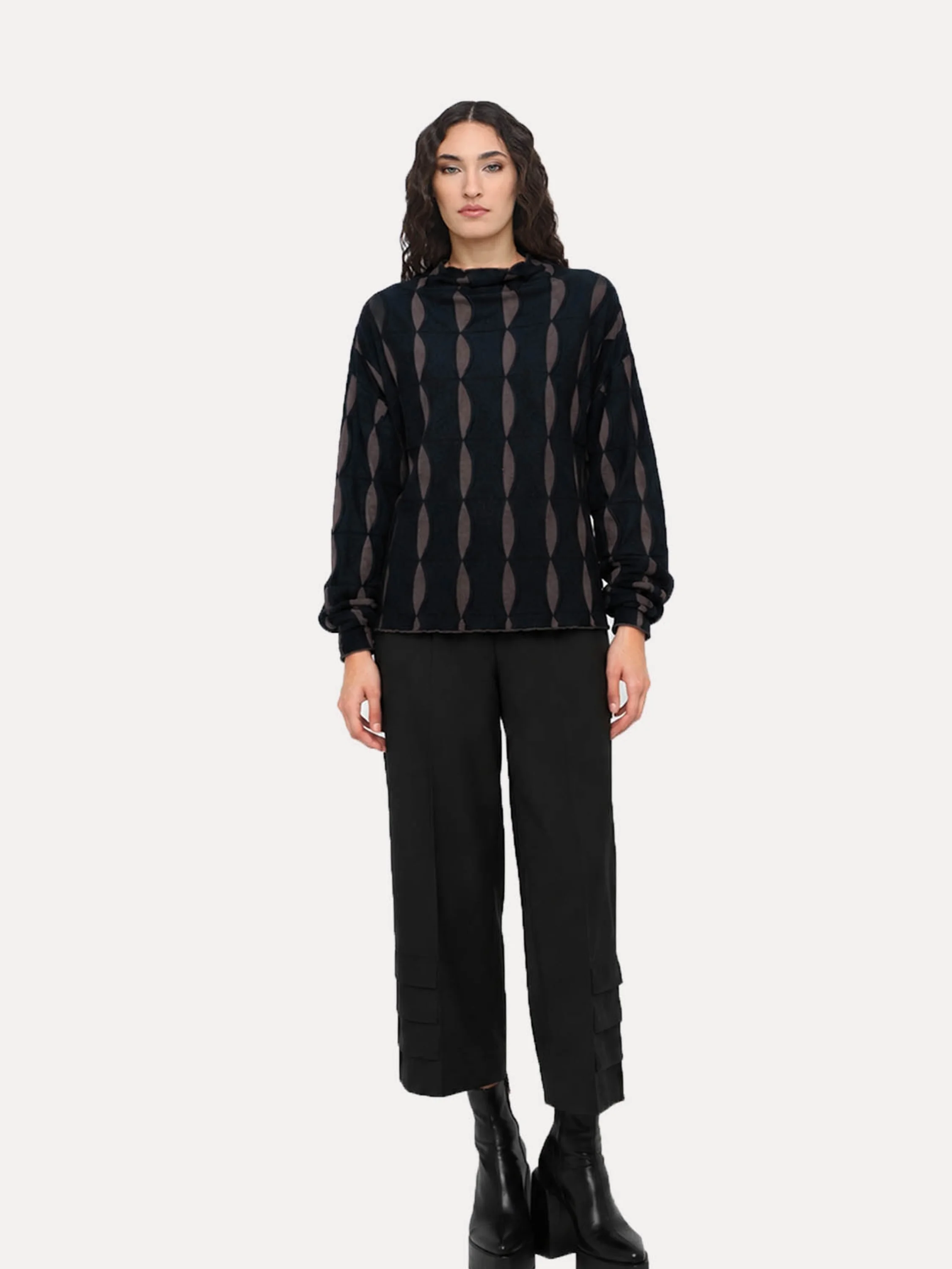 Mesh Top in Black/Walnut