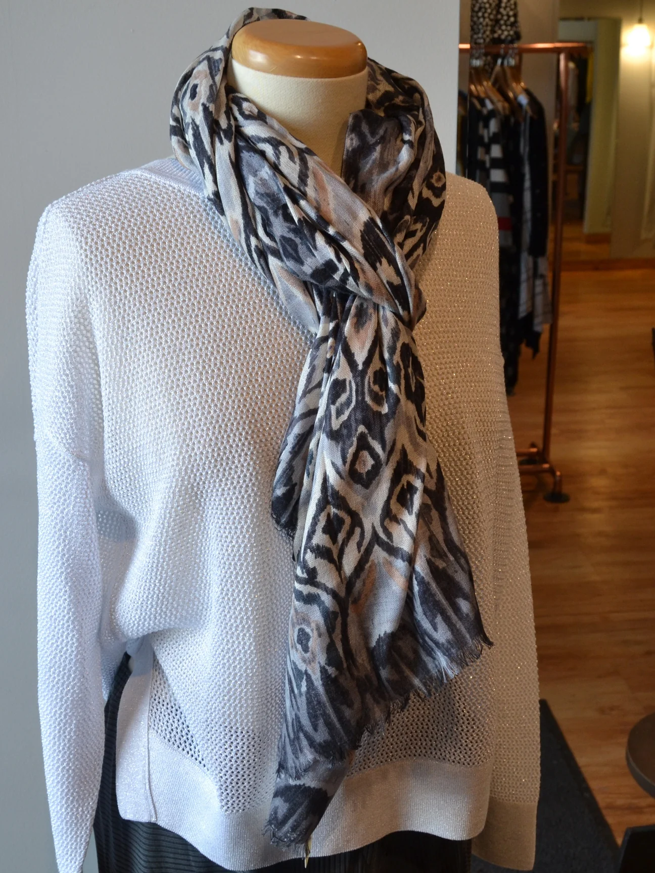 Metallic Mini Seed Stitch in White/Silver