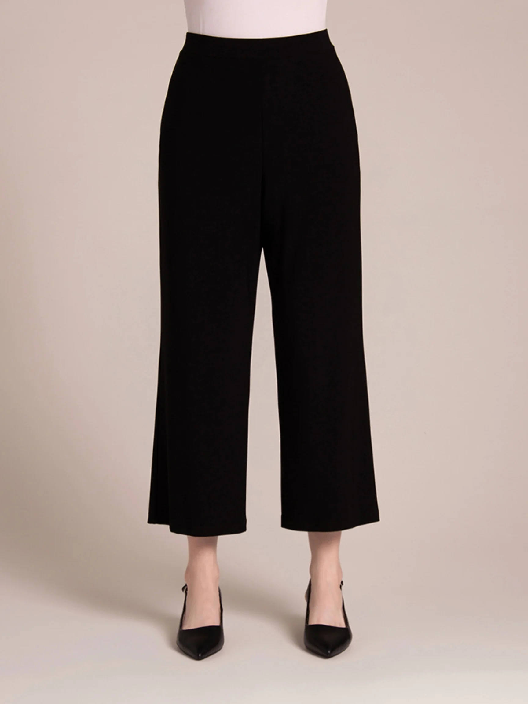 Nu Straight Leg Crop in Black