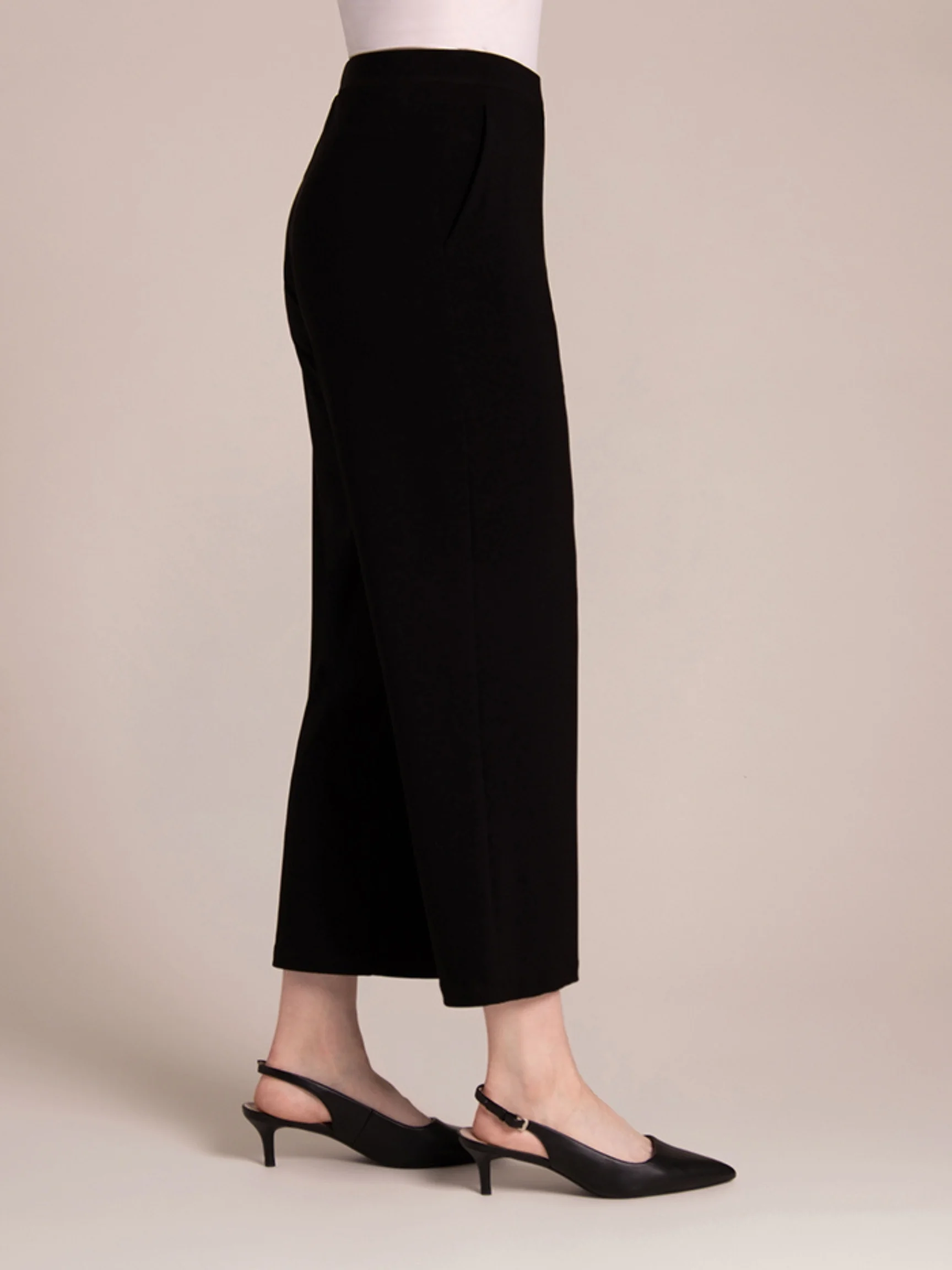 Nu Straight Leg Crop in Black