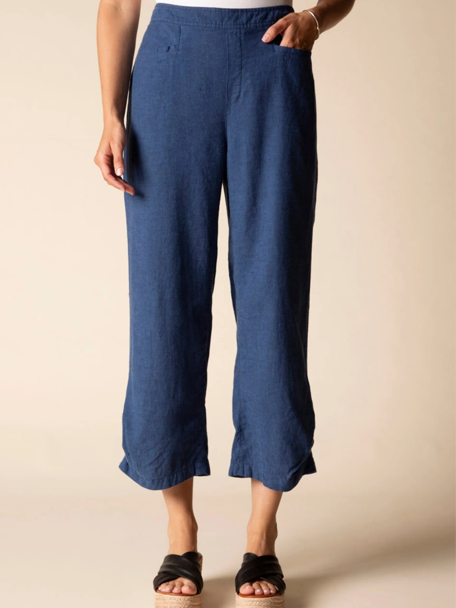 Pleat Button Capri in Navy