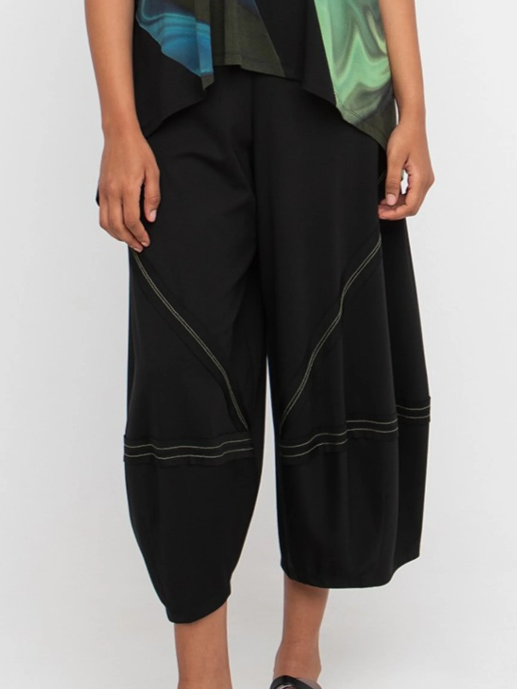 Ponte Stitch Lantern Pant in Black/Olive