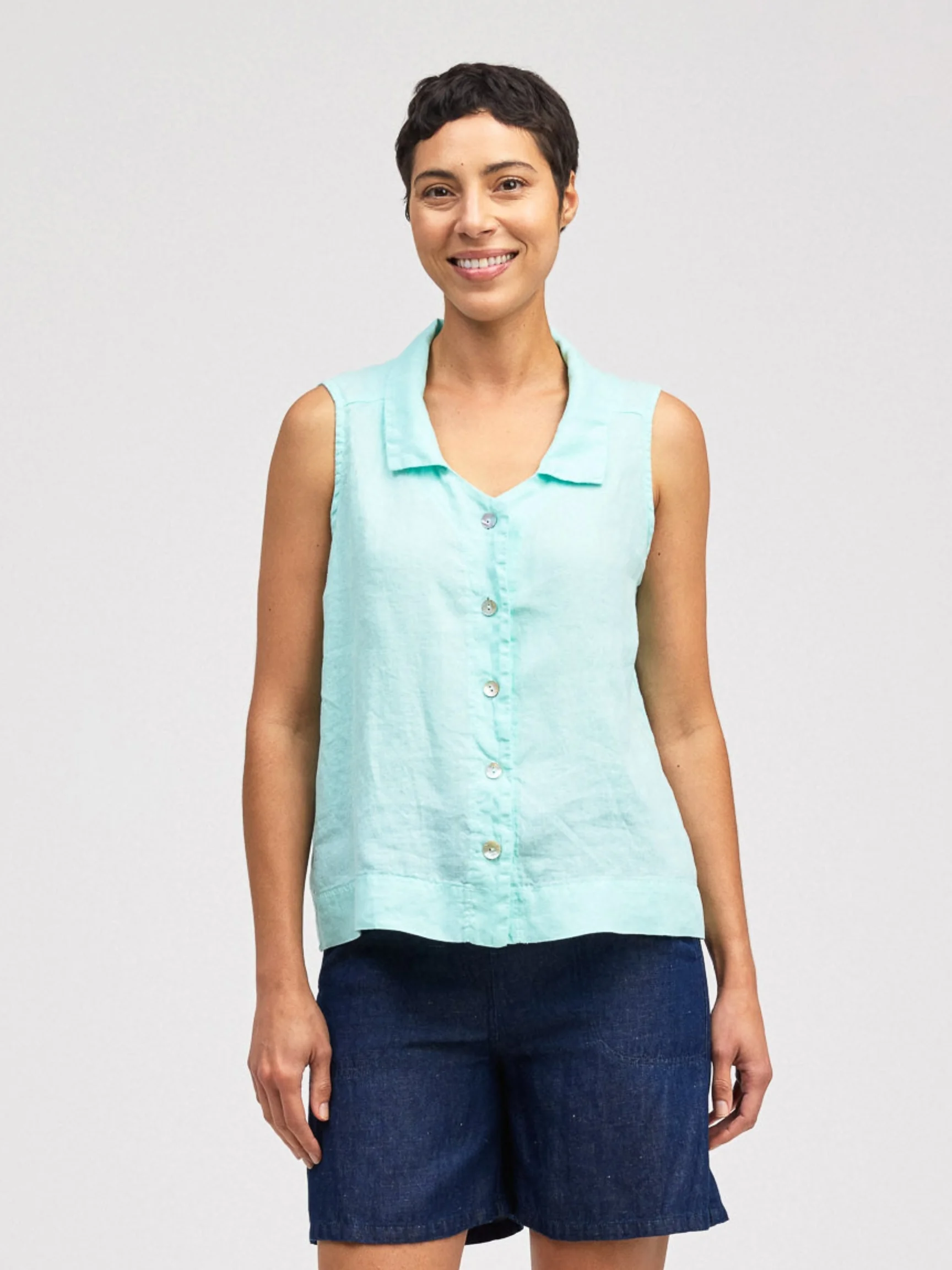 Sleeveless Shirt in Fountain