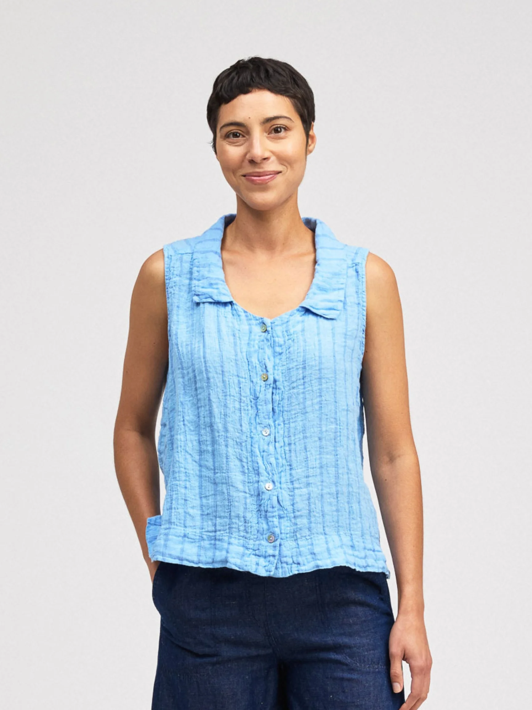 Sleeveless Shirt in Bellflower