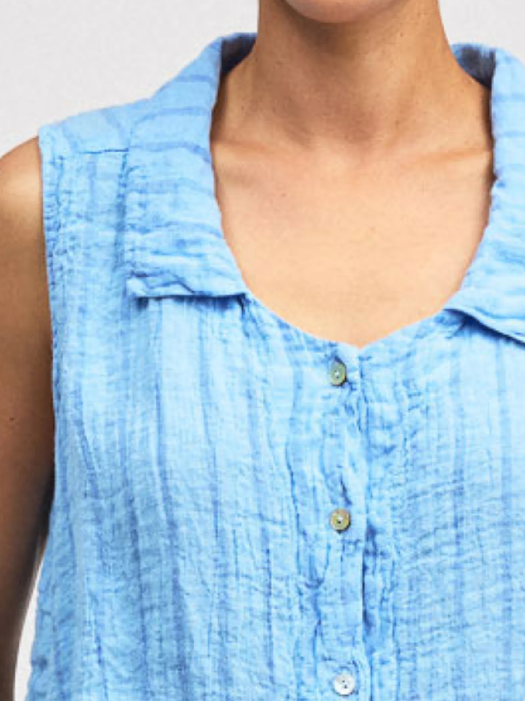 Sleeveless Shirt in Bellflower