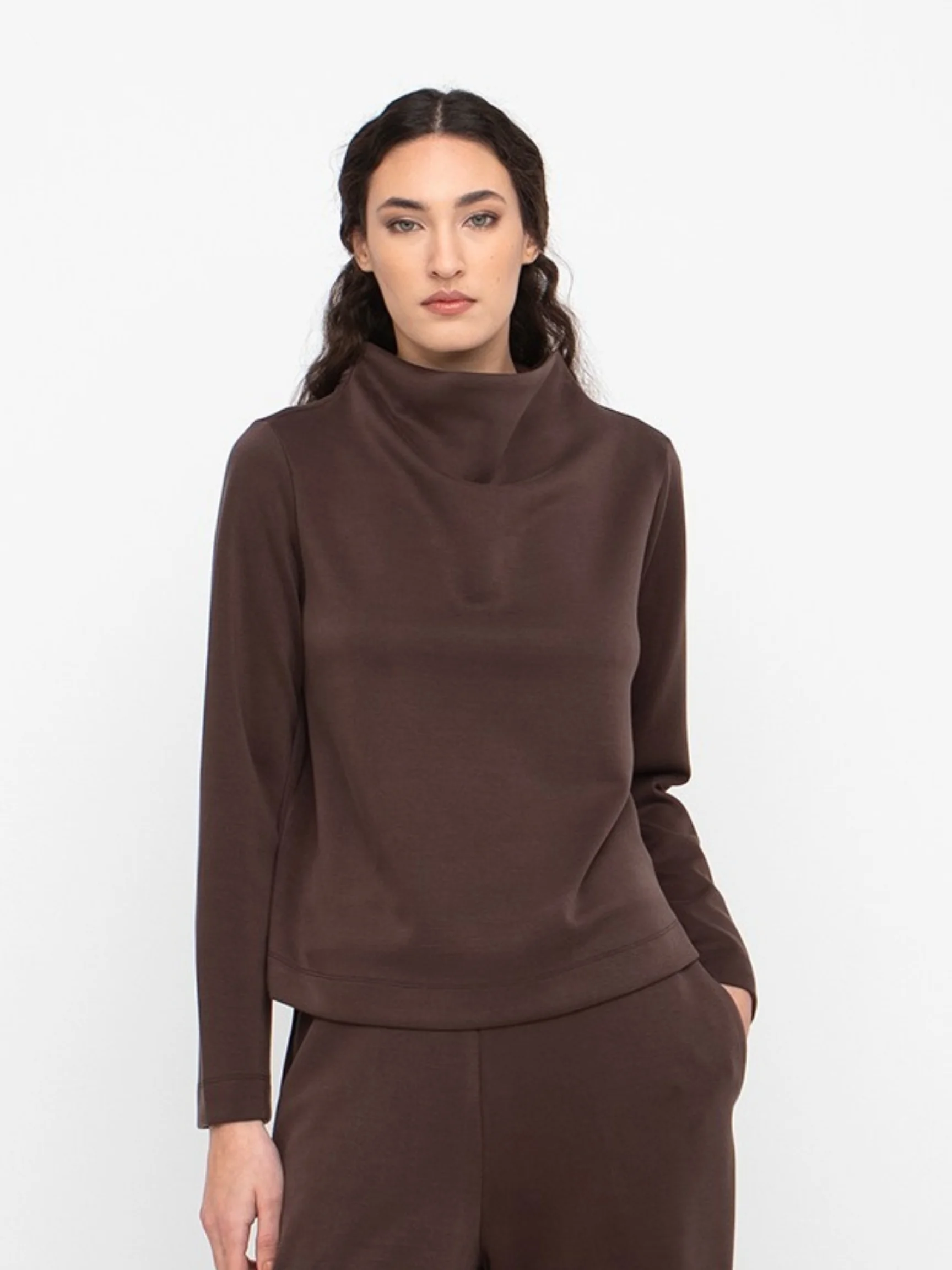 Soft Drape Turtleneck in Brown