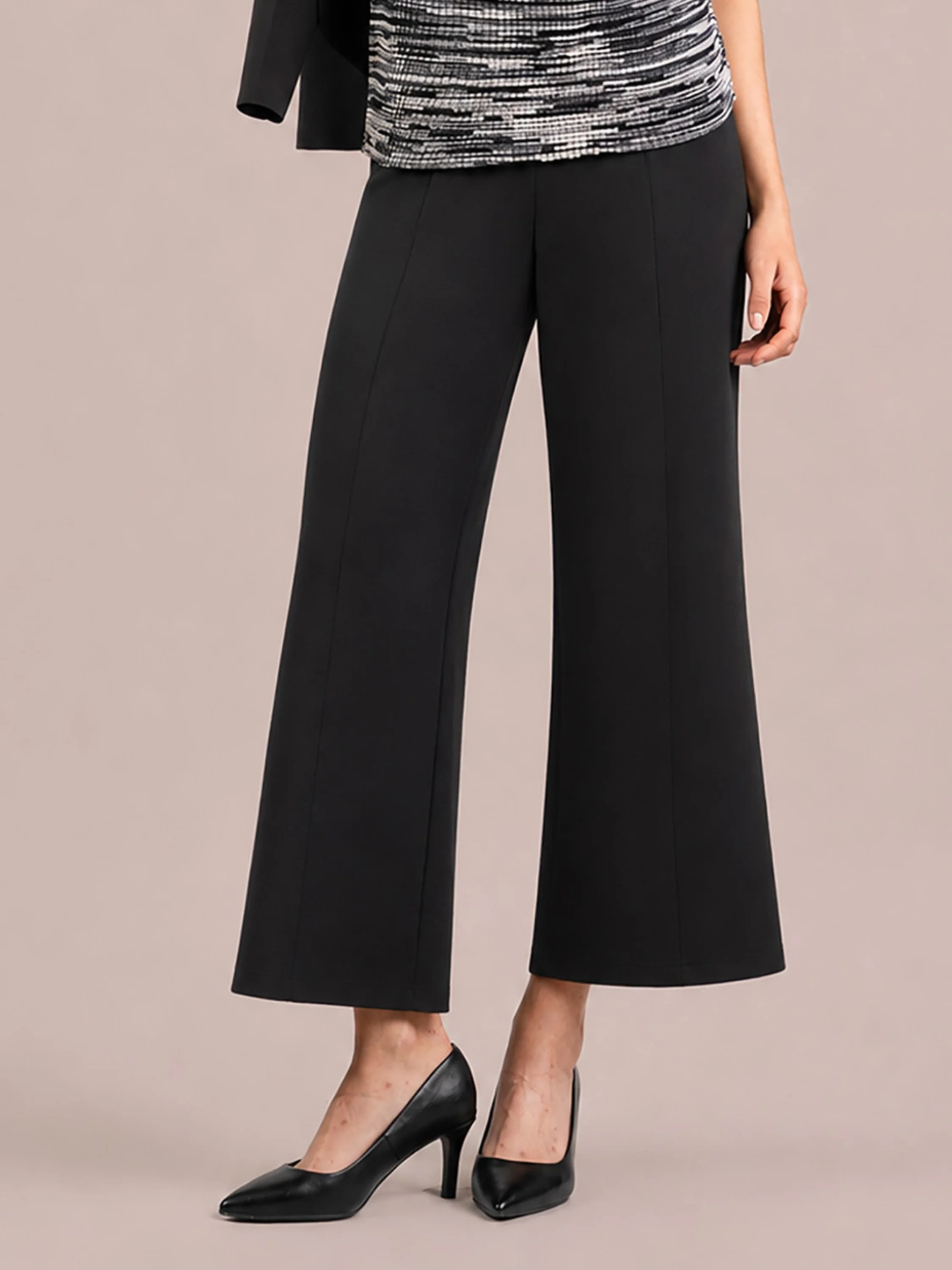 Straight As It Seams Pant in Black