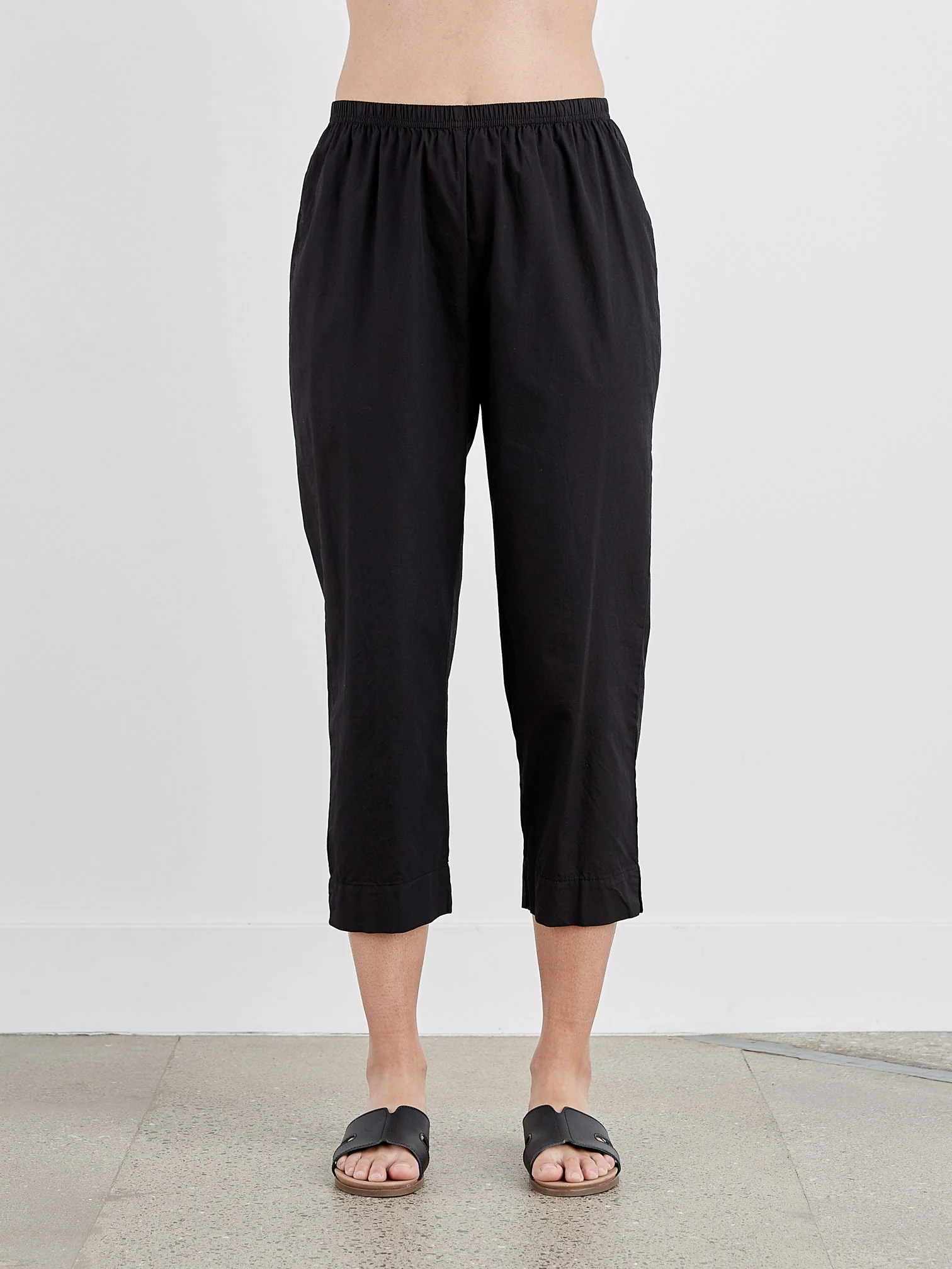 Tapered Crop Pant in Black