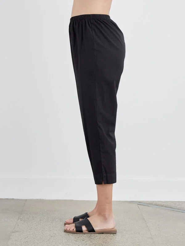 Tapered Crop Pant in Black