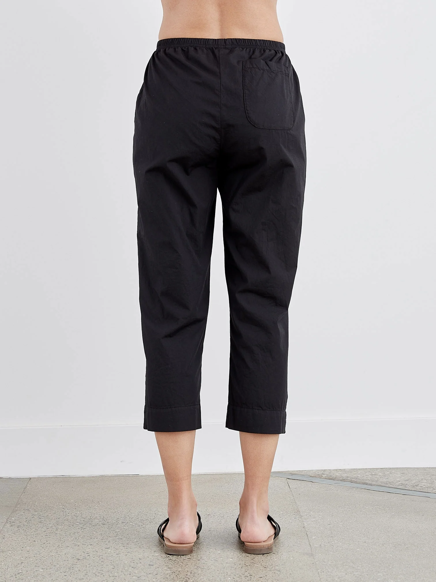Tapered Crop Pant in Black