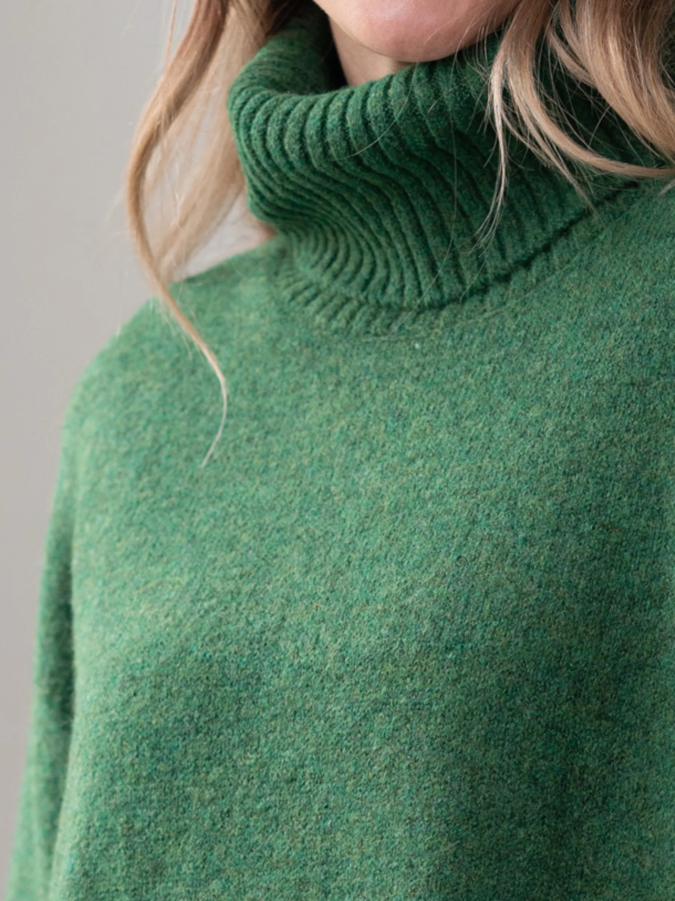 The Dog Walker Sweater in Forest