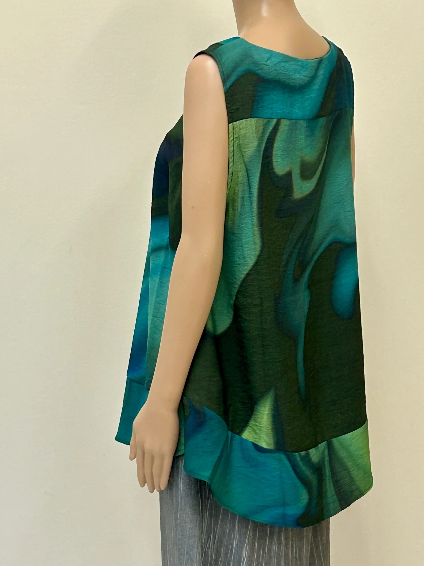 V-Neck Art Print Top in Blue