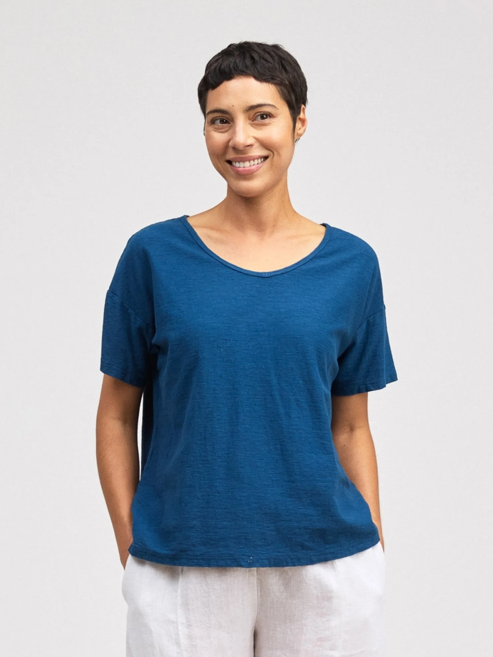 V-Neck Tee in Naval