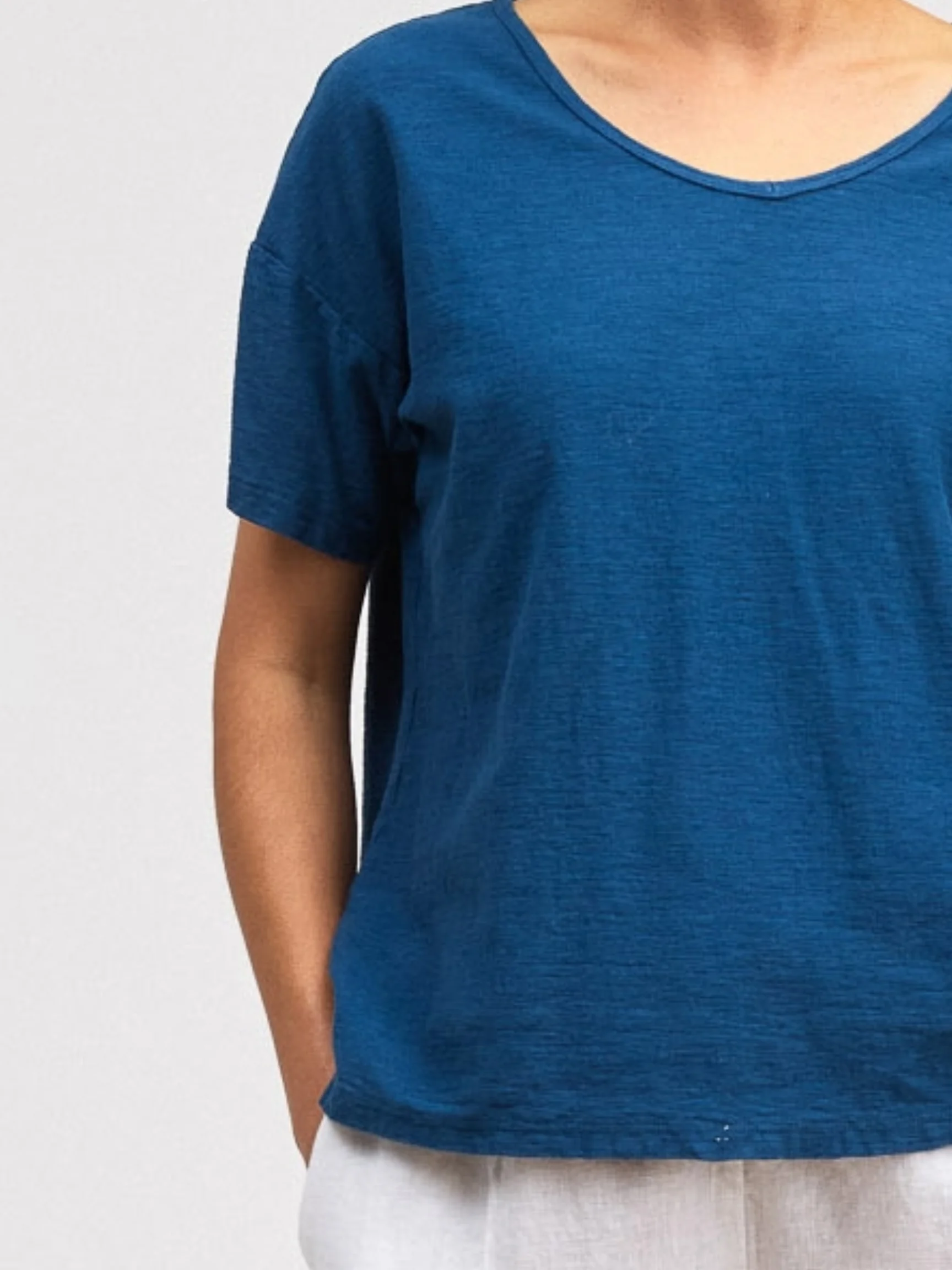 V-Neck Tee in Naval