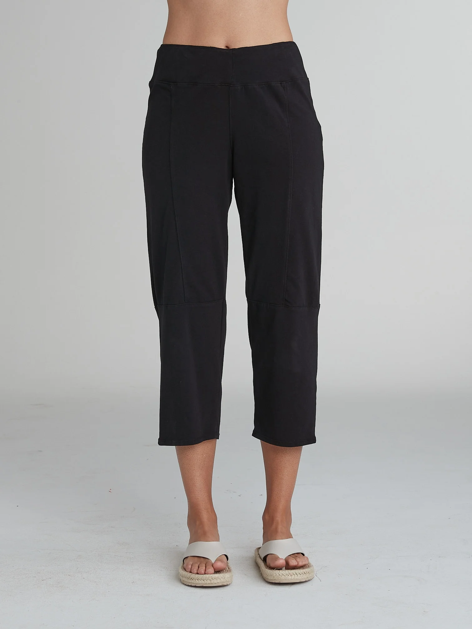 Walking Capri in Black