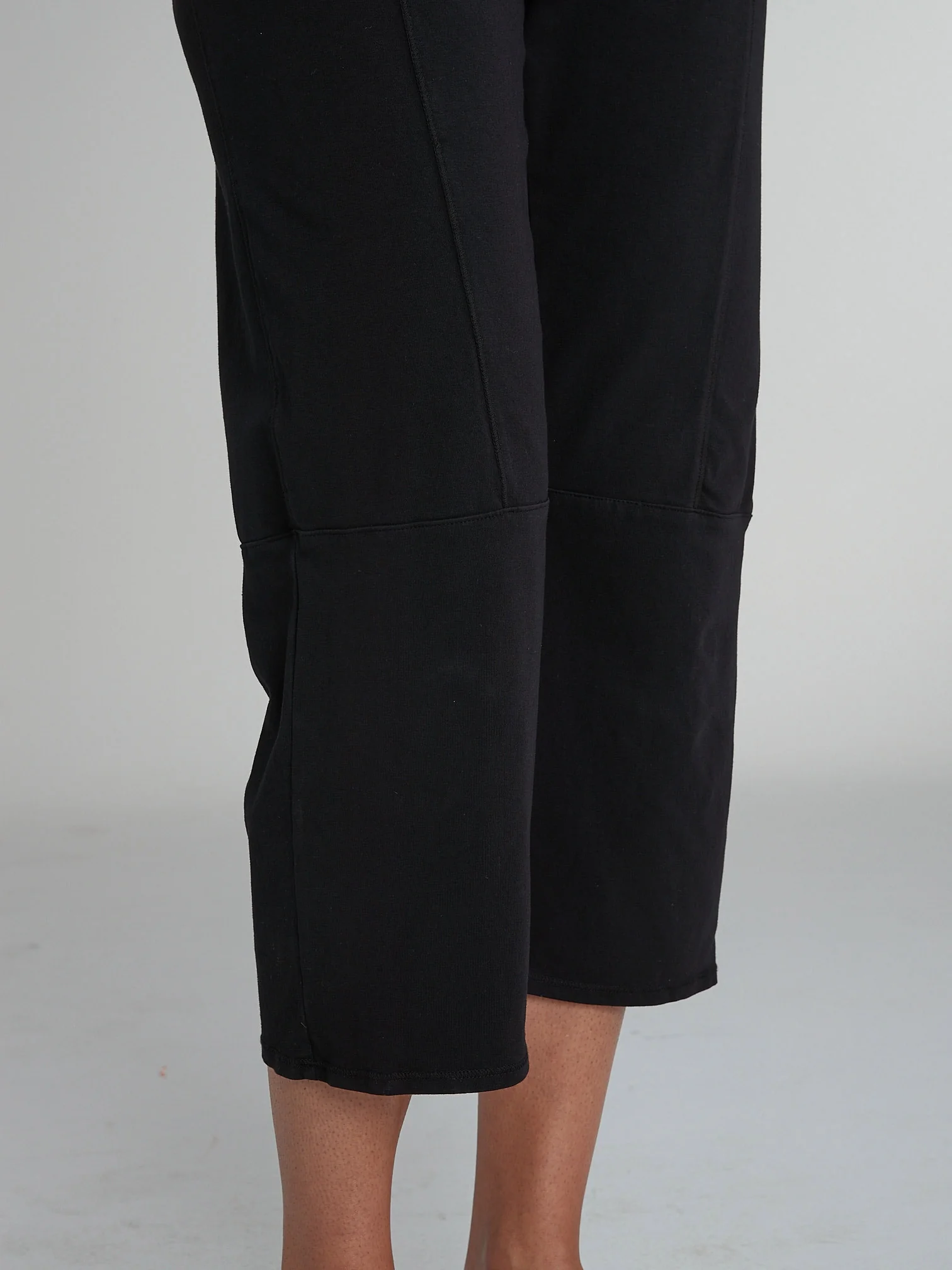 Walking Capri in Black