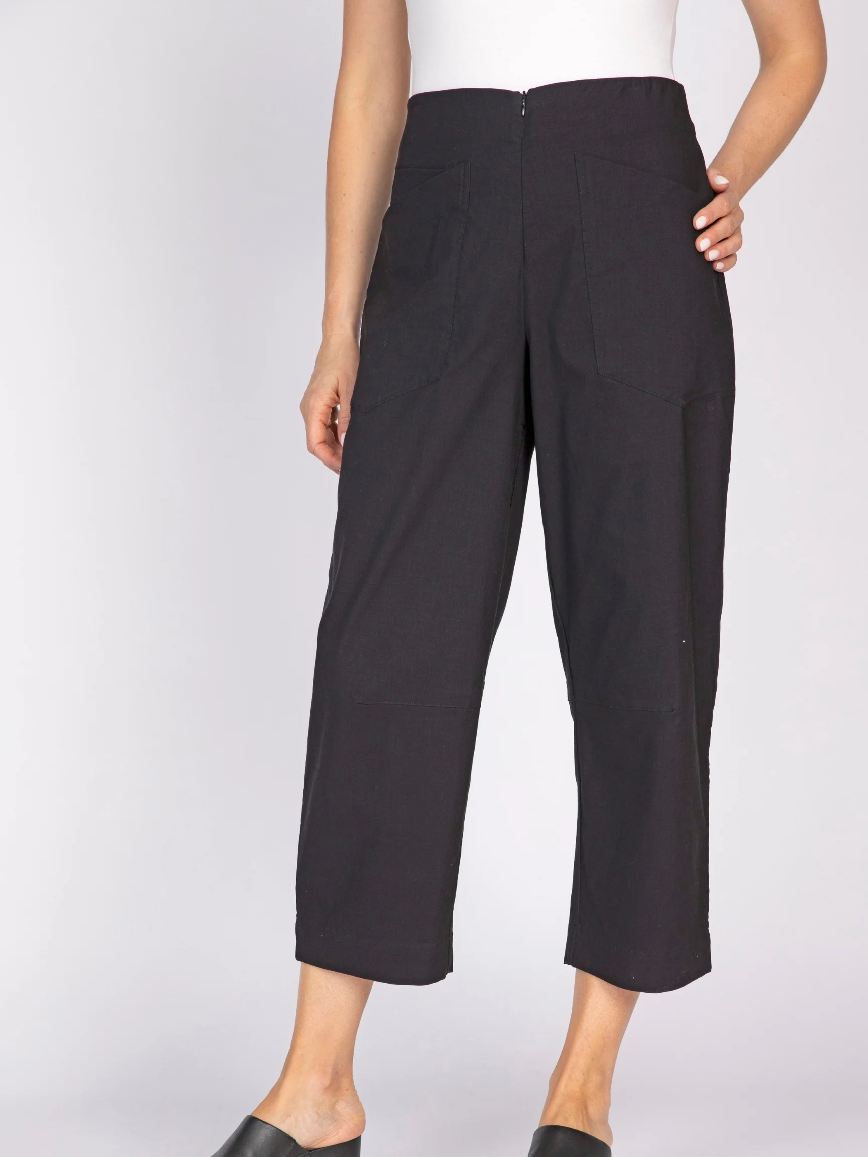 Woven Crop Pant in Black