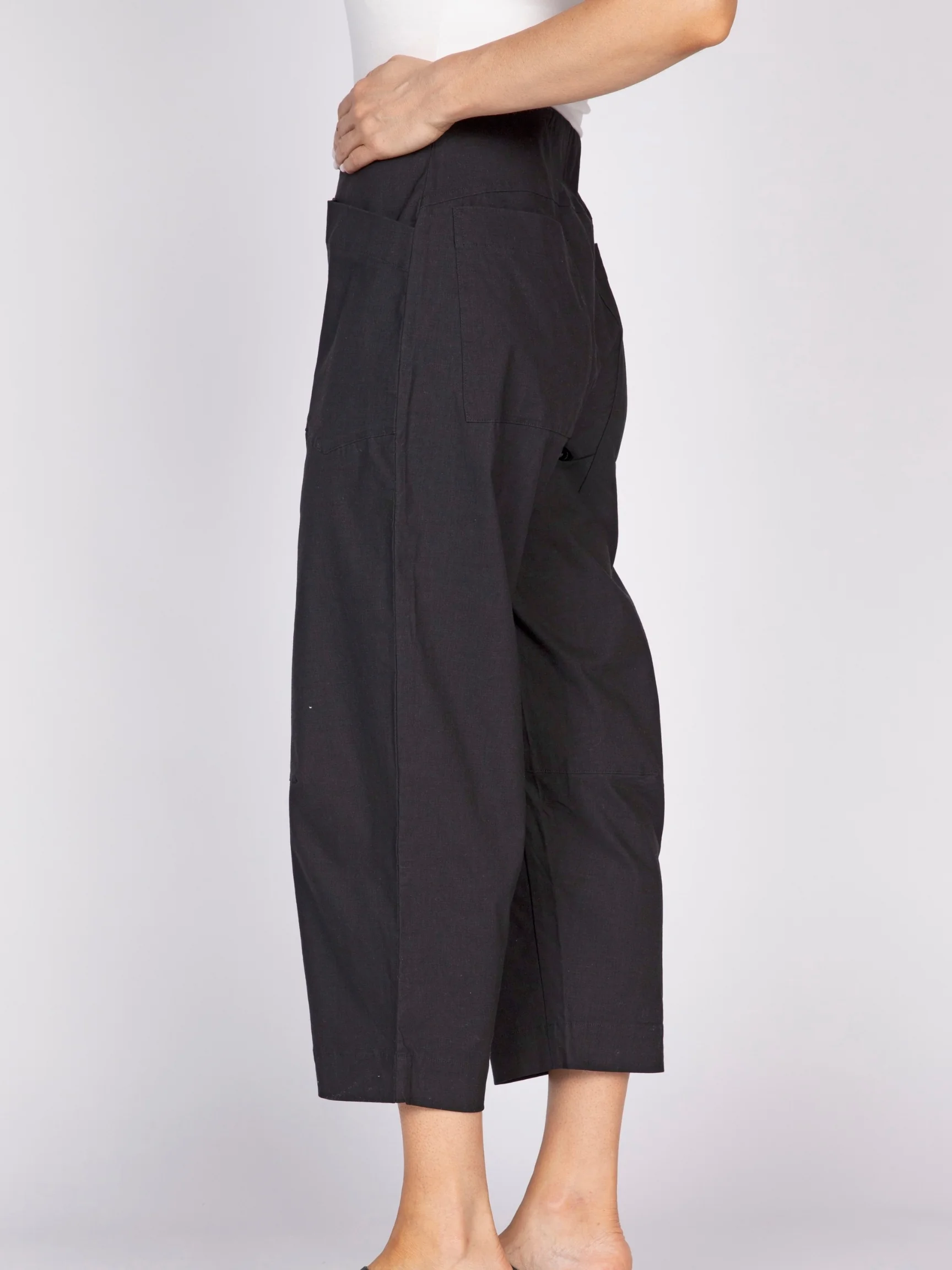 Woven Crop Pant in Black