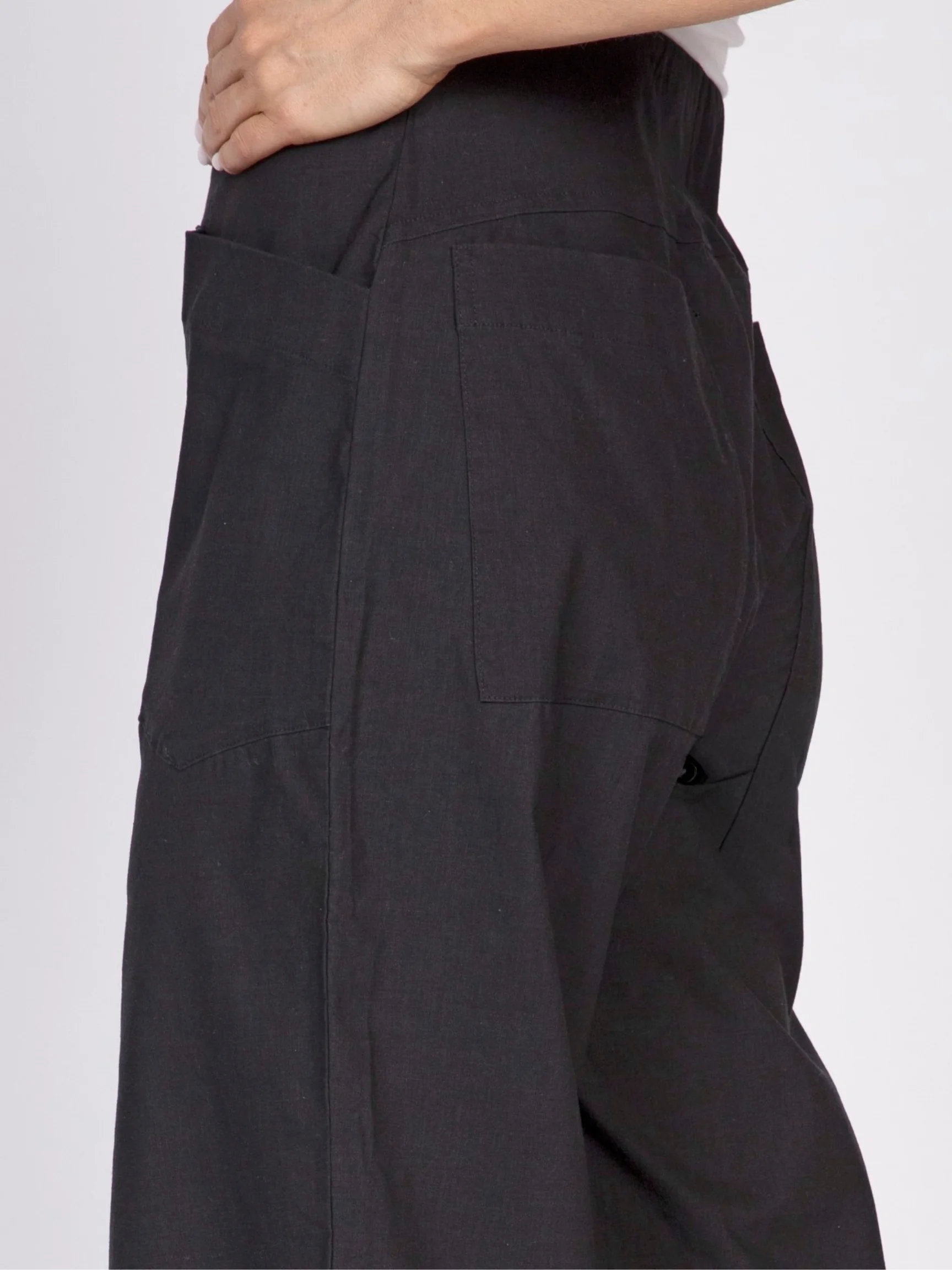 Woven Crop Pant in Black